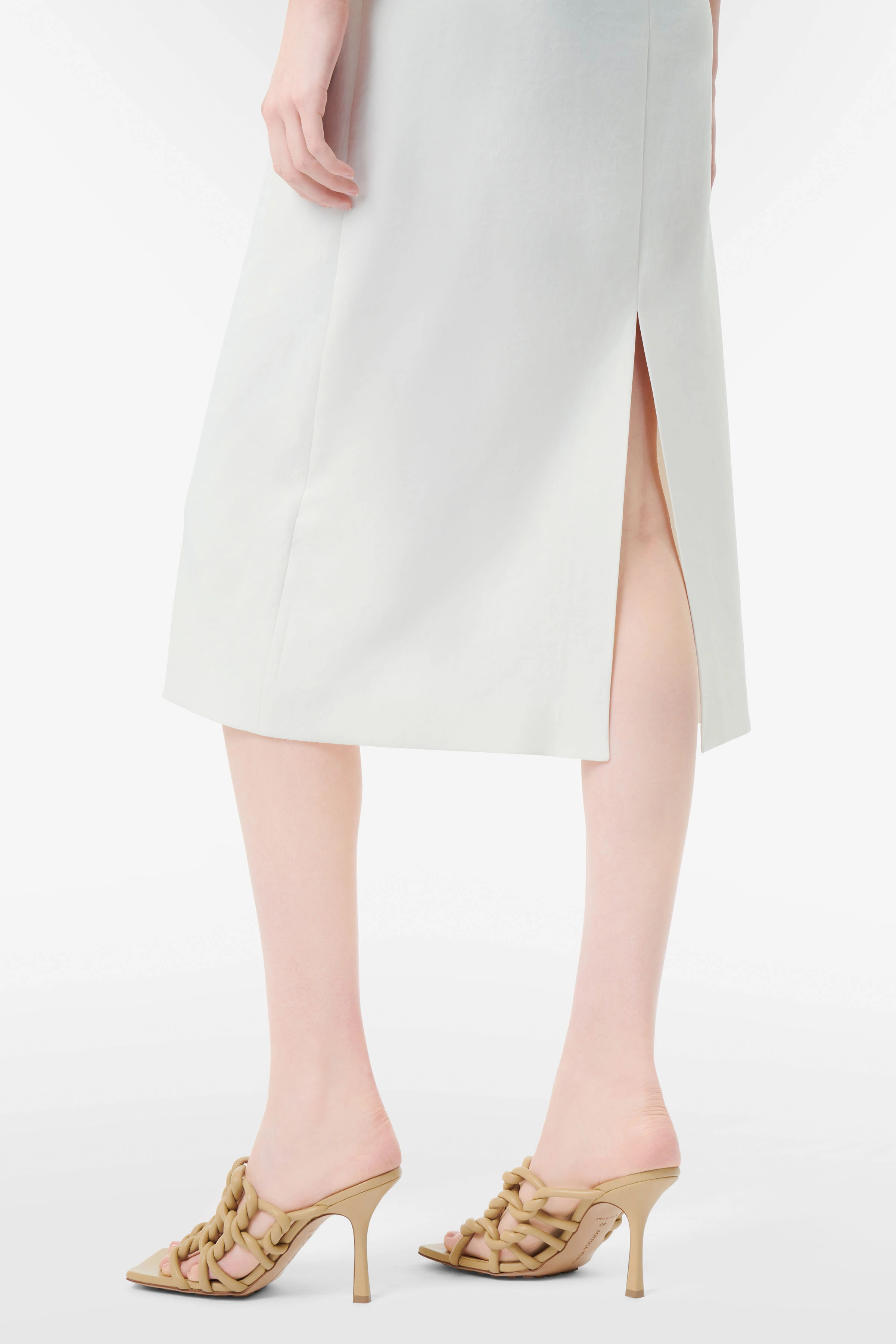 NEDONA - Midi Schlauchkleid in Techno-Stretch - Damen - off white - Detailansicht am Model