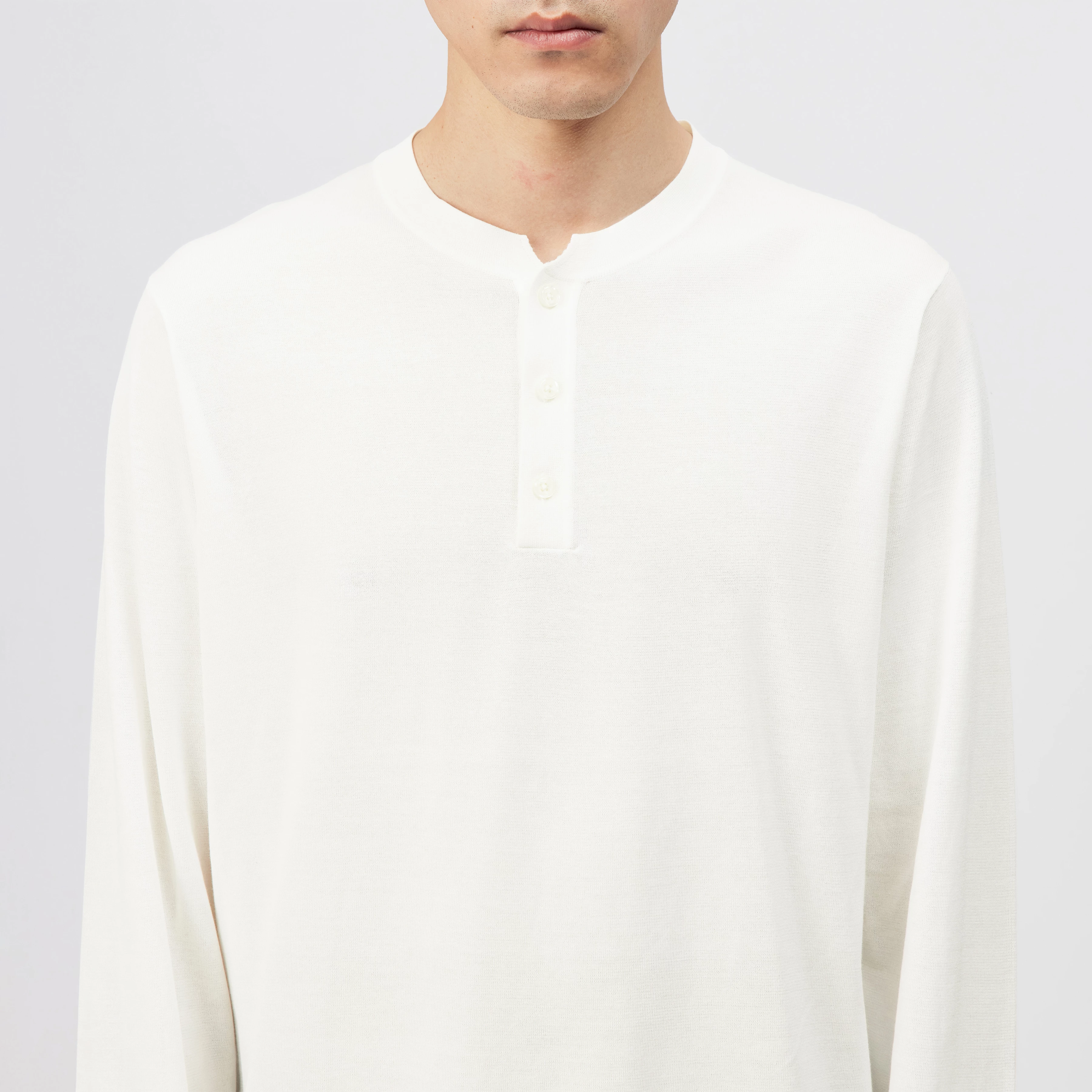 KIAAN - Regular Fit Longsleeve mit Stehkragen aus Feinstrick - Herren - off white - Detailansicht am Model