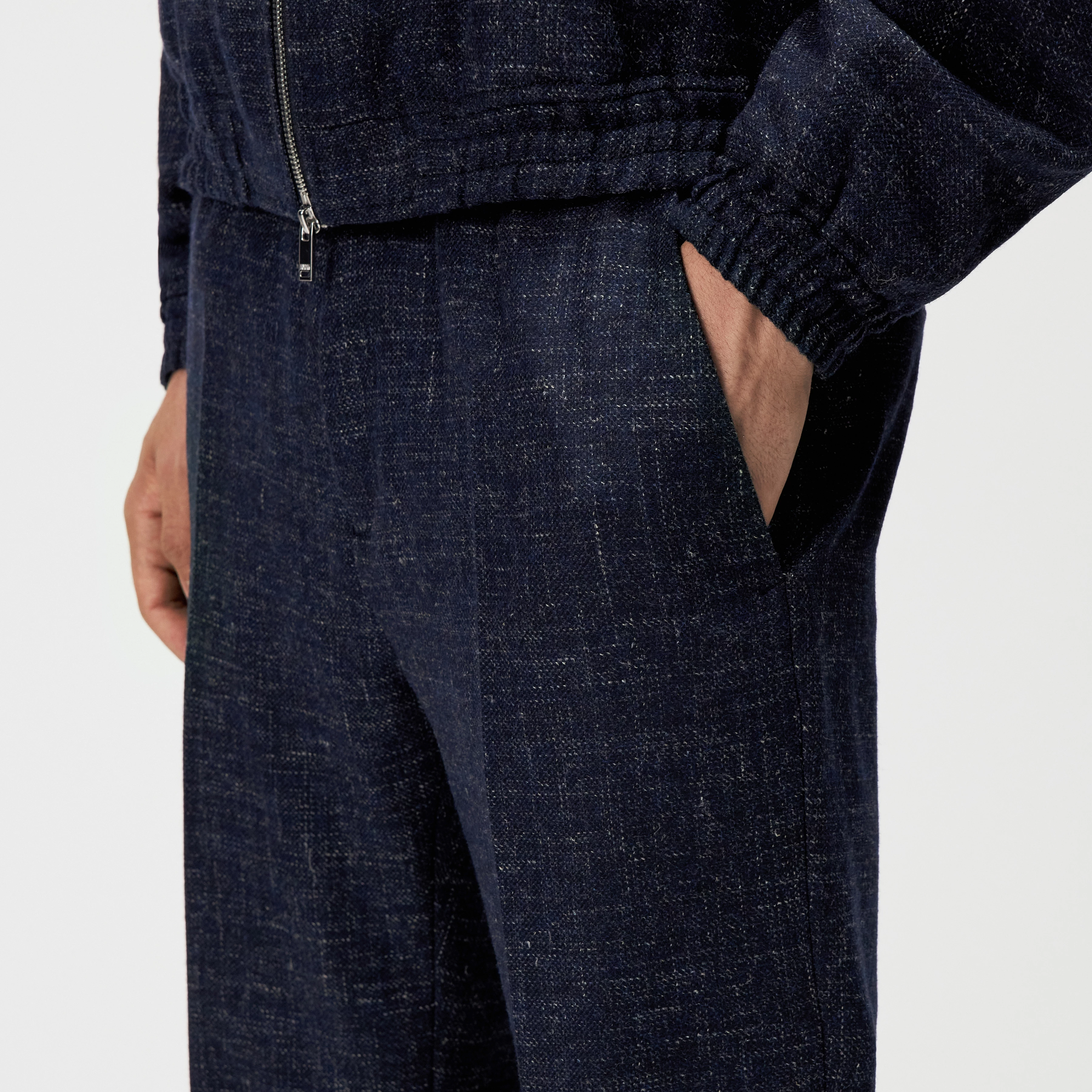 GARONA_B - Casual chinos in wool blend - men - blue - Detailansicht am Model