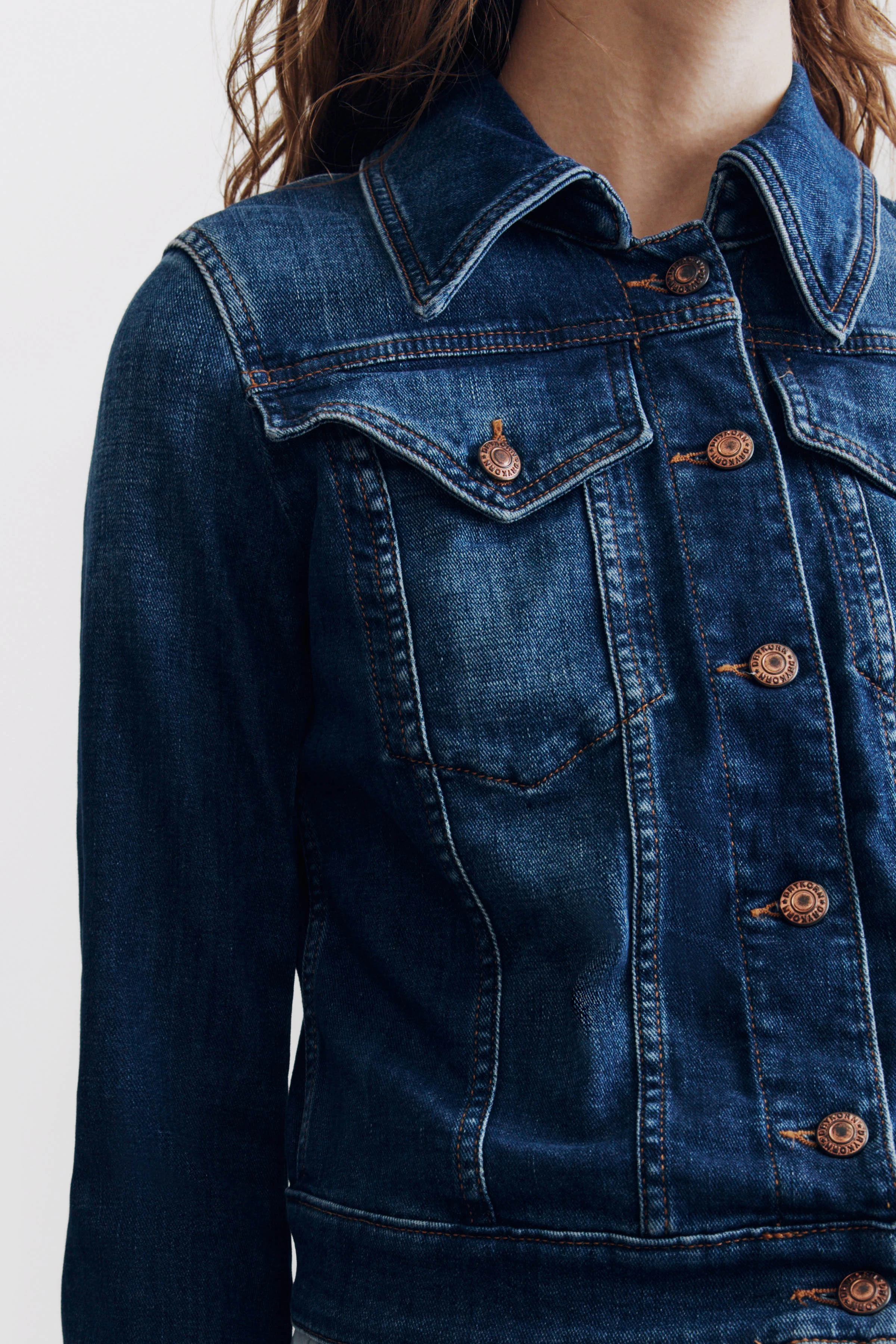 SOMERTON - authentische Jeansjacke - Damen - blau - Detailansicht am Model