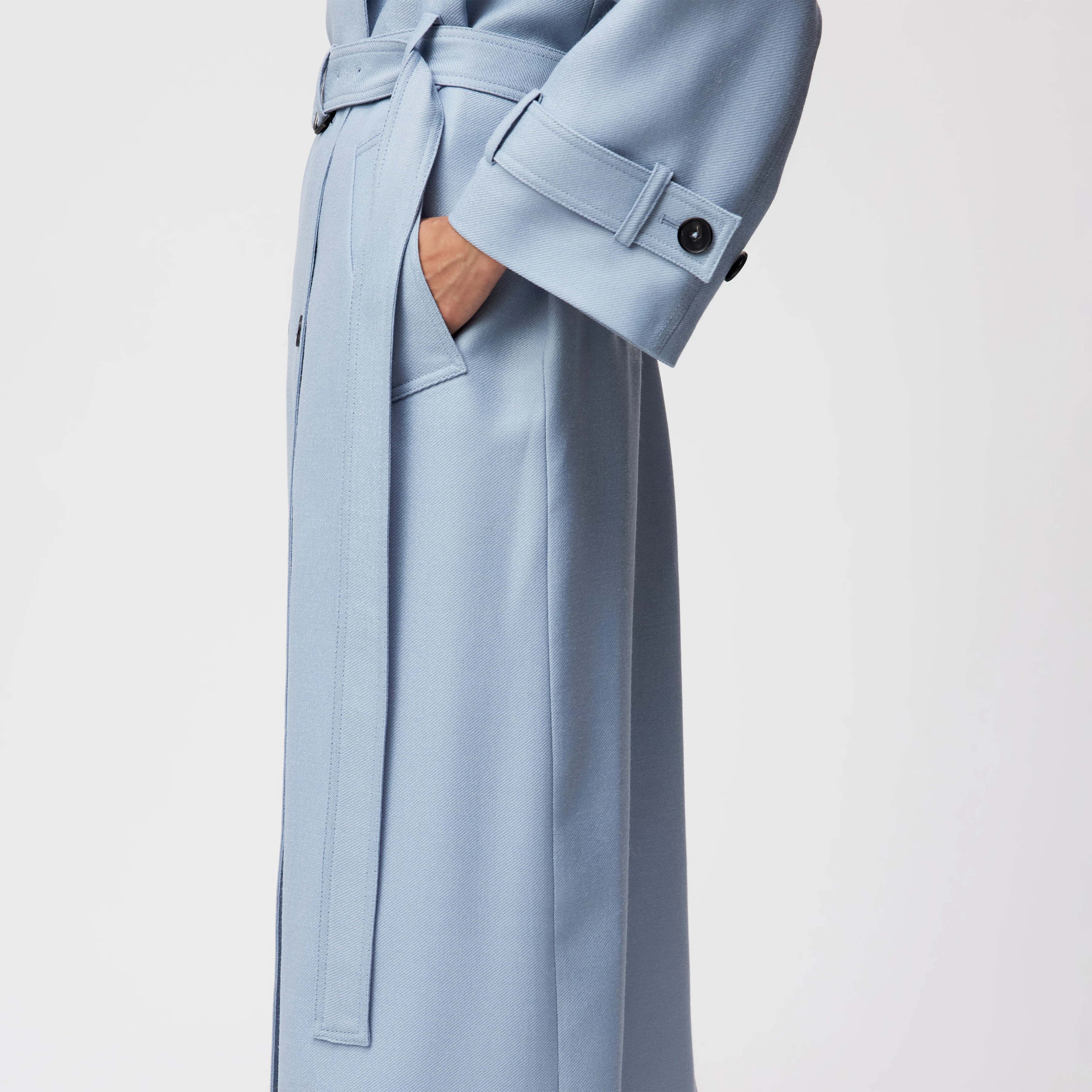 ALVINGTON - Trenchcoat in Schurwolle - Damen - blau - Detailansicht am Model