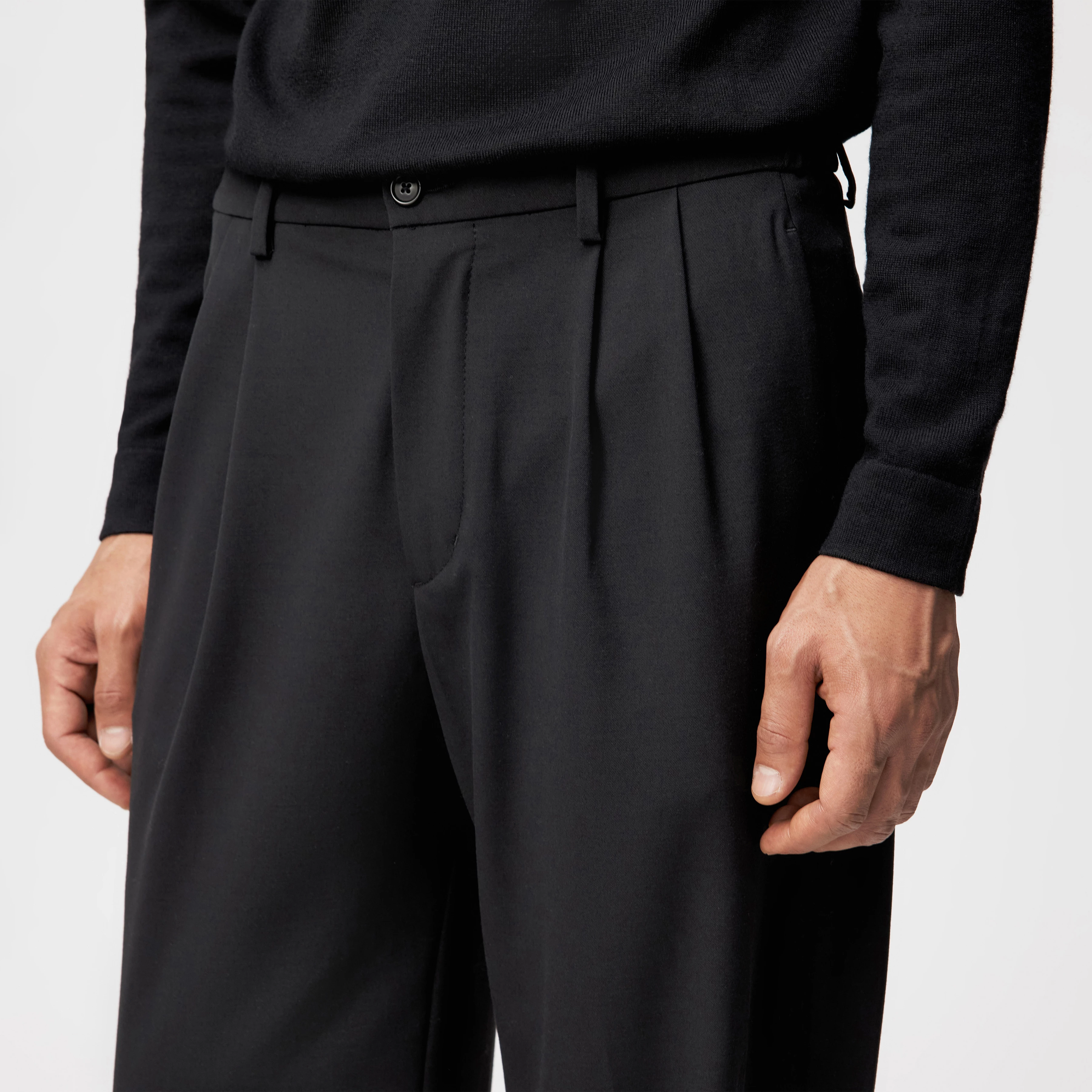 KARYKO - Chino in Gabardine - Herren - schwarz - Detailansicht am Model