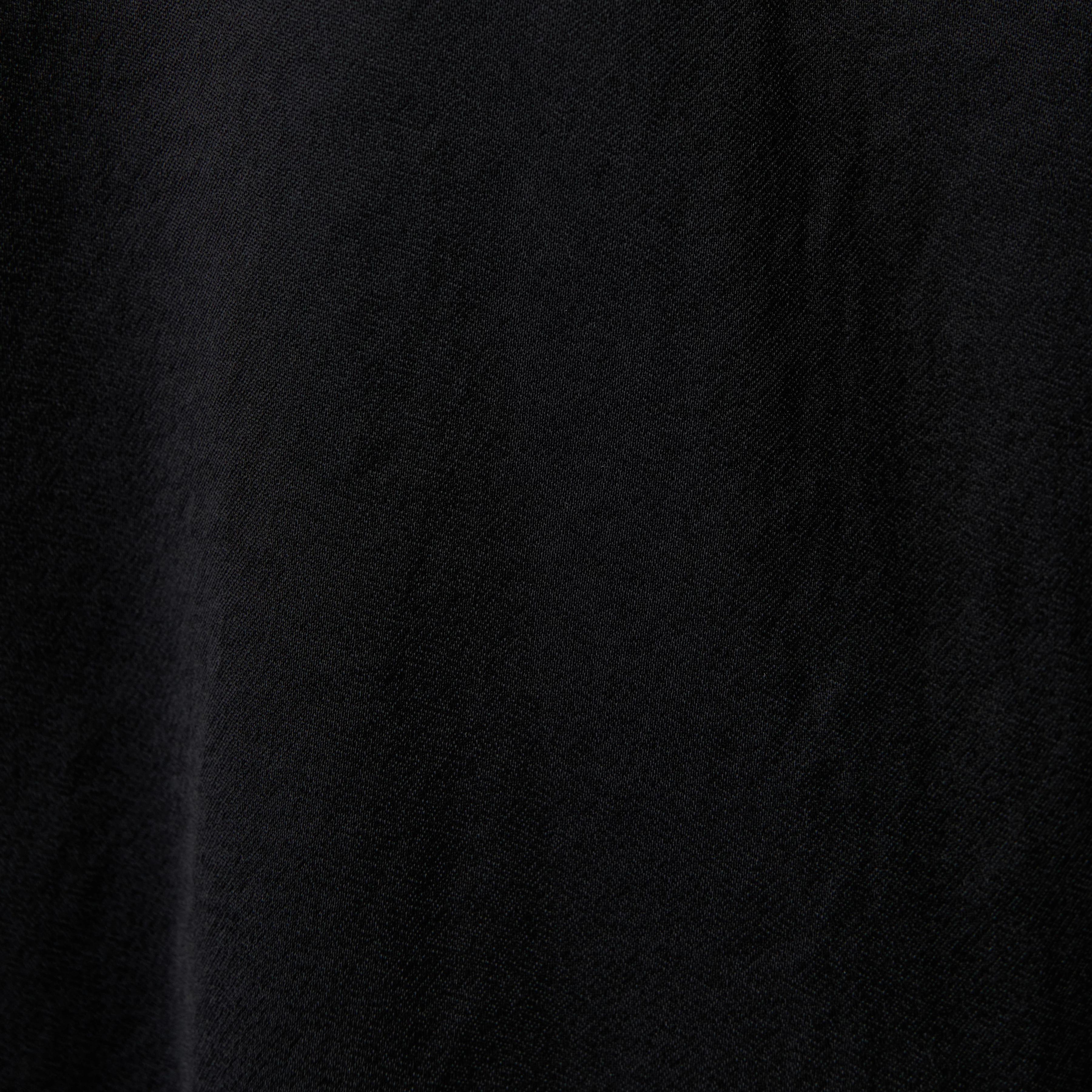 ALETIA - Blouse col montant en satin - women - noir - Materialbild (B2C)