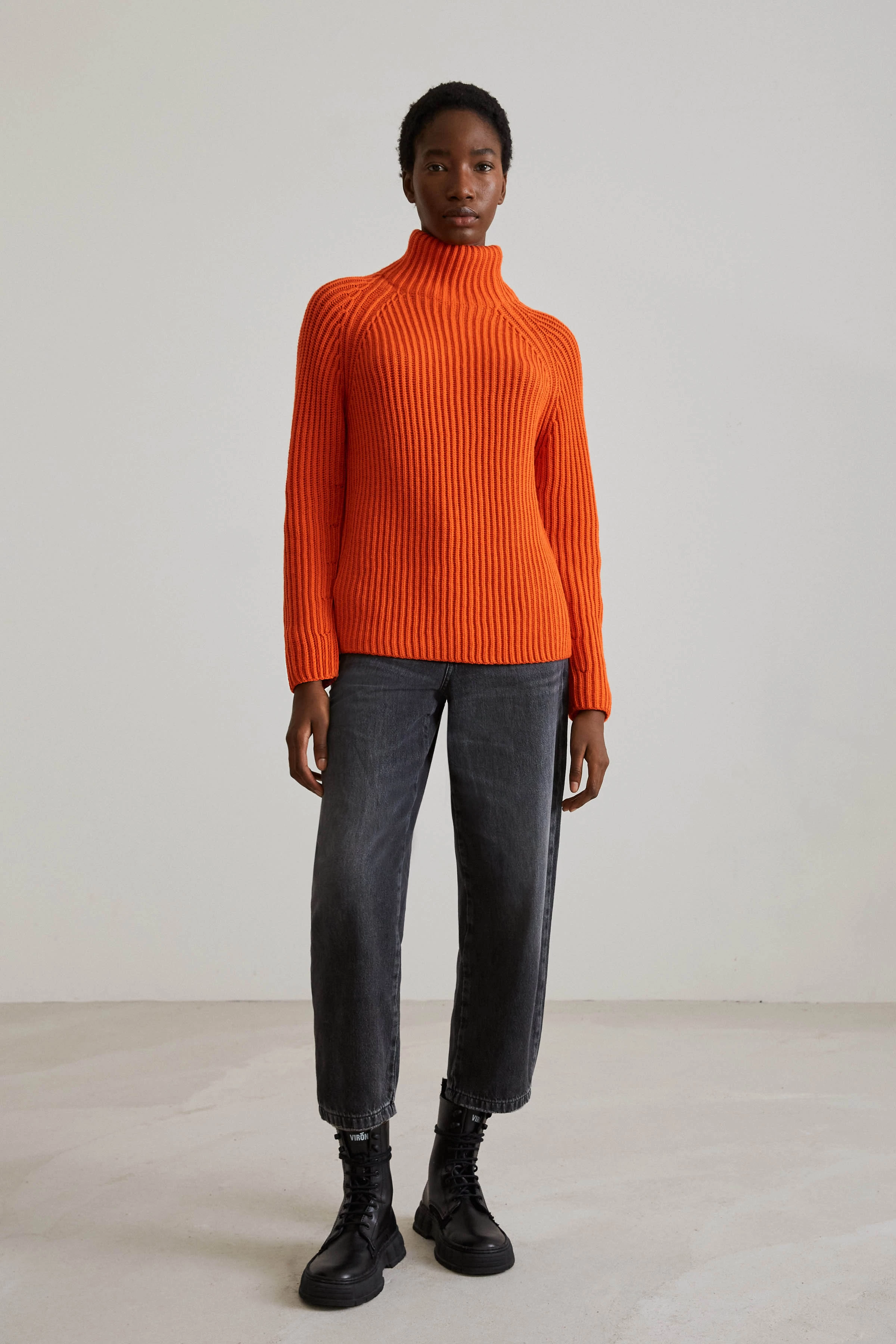 ARWEN - Rollkragenpullover aus reiner Wolle - Damen - orange - Ganzkörper-Frontansicht
