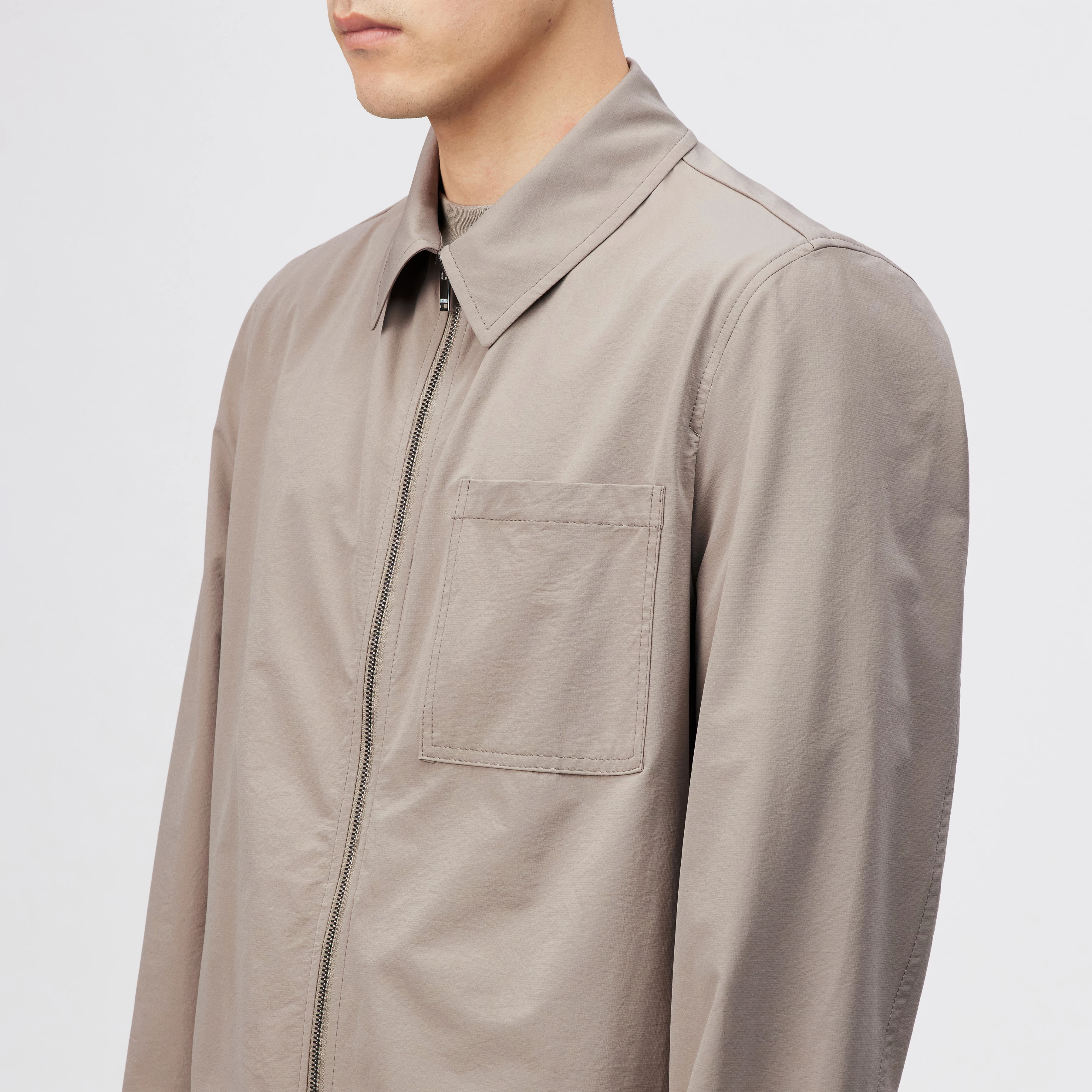 JERSON - Regular Fit Zip Jacket in Techno Stretch - men - beige - Detailansicht am Model
