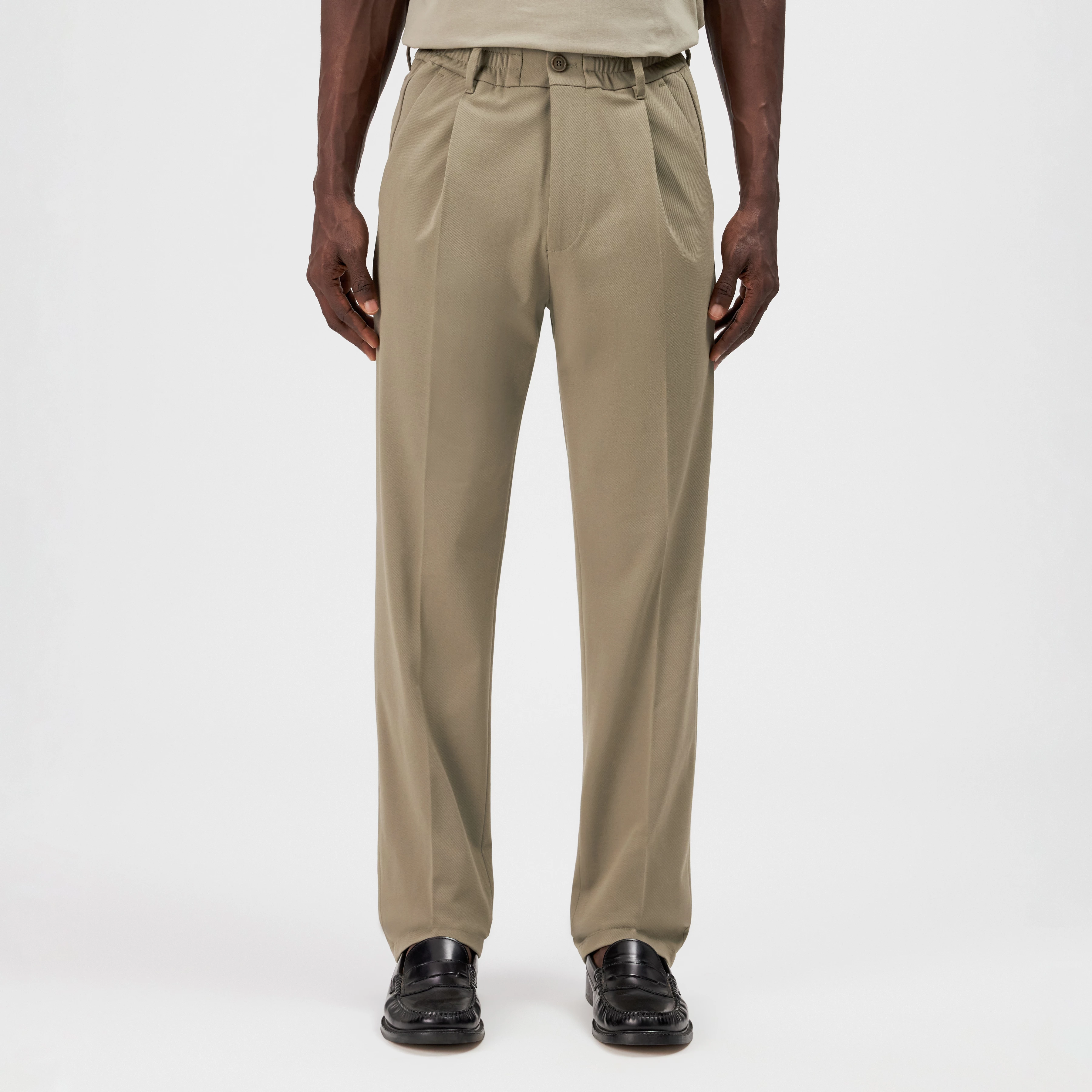 CHASY_RGLR - Casual trousers with pleats in nylon jersey - men - brown - Frontansicht