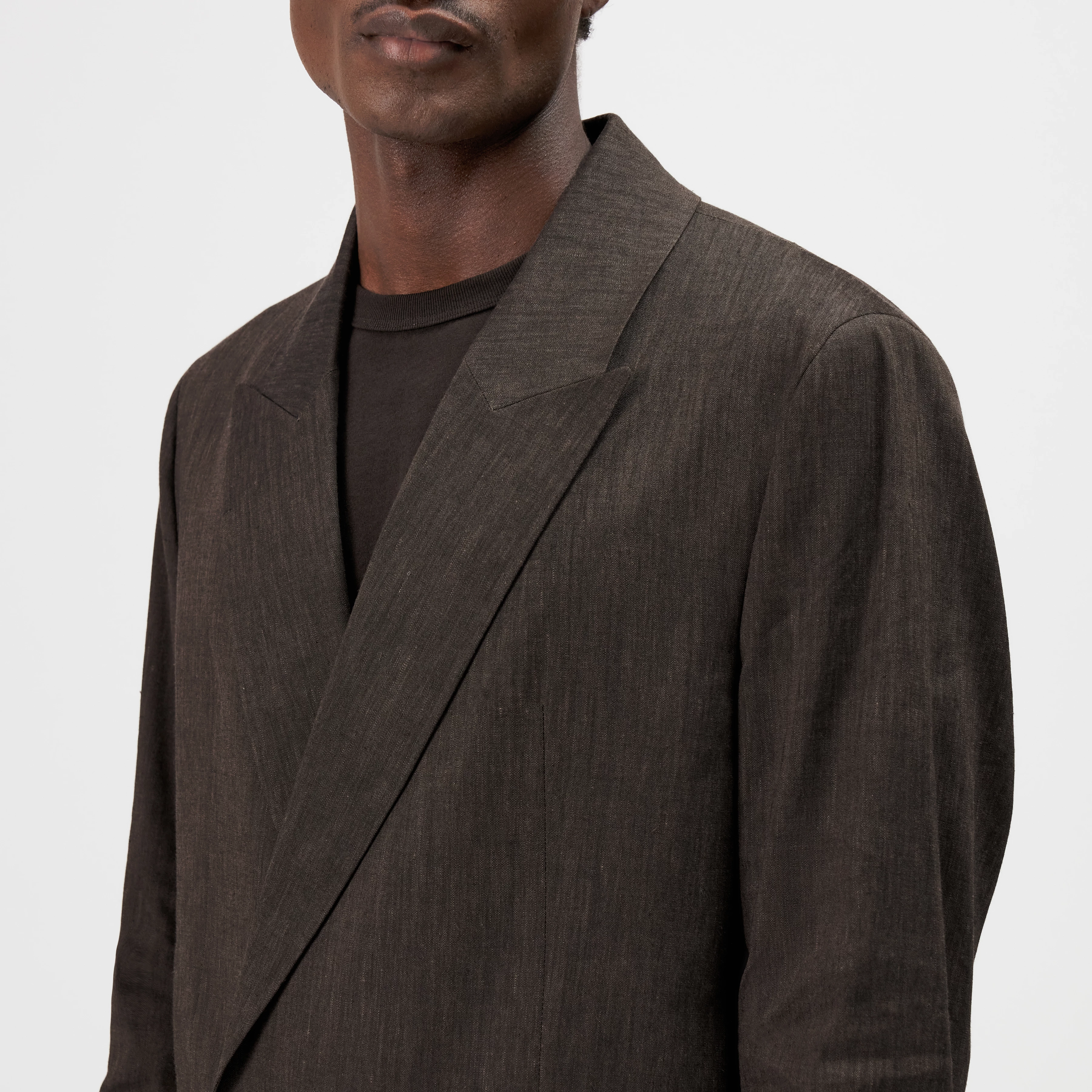 LOGEN - Double-breasted oversized linen-blend blazer - men - brown - Detailansicht am Model