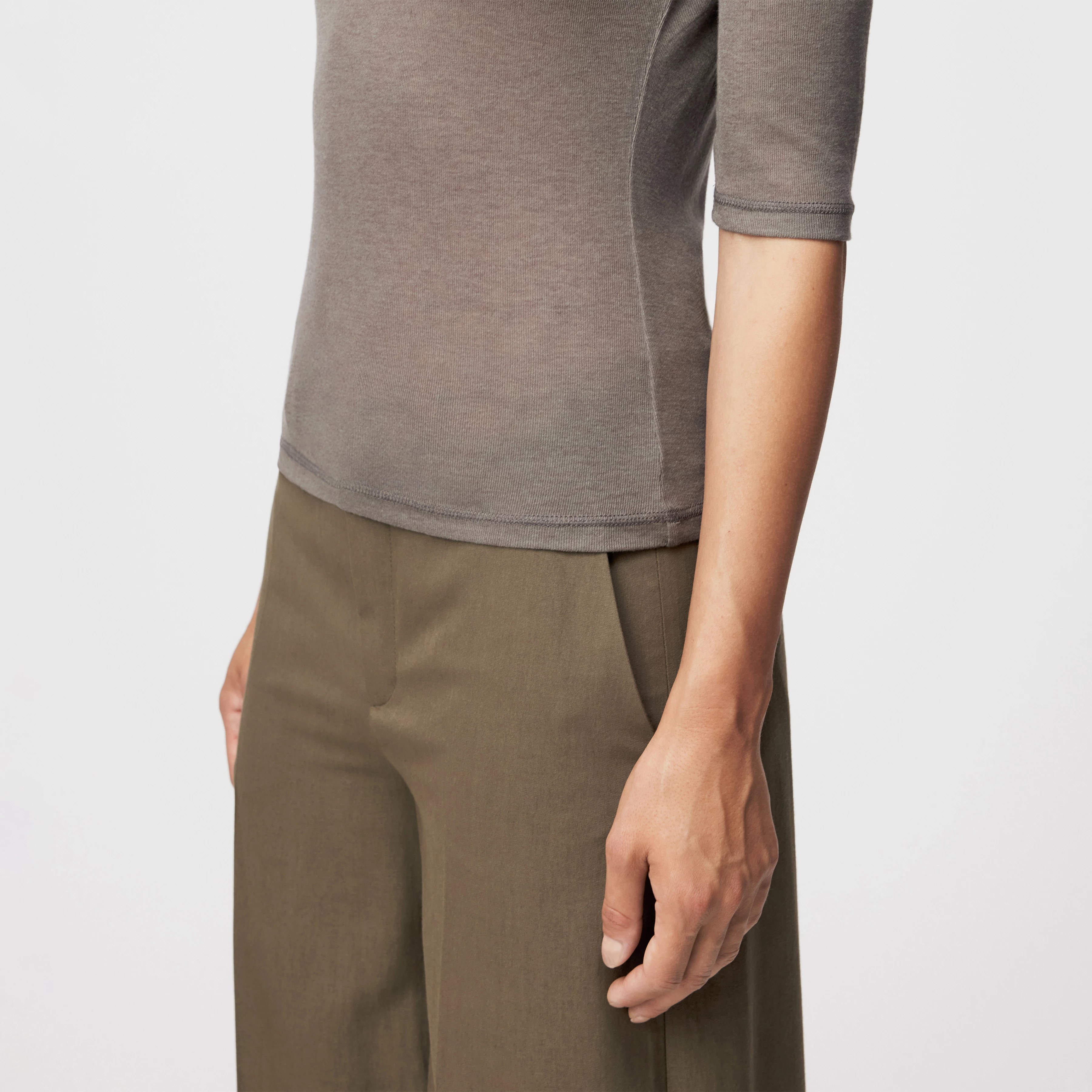 SELAY - Schmales Oberteil in Lyocell-Wolle-Mix - Damen - grau - Detailansicht am Model