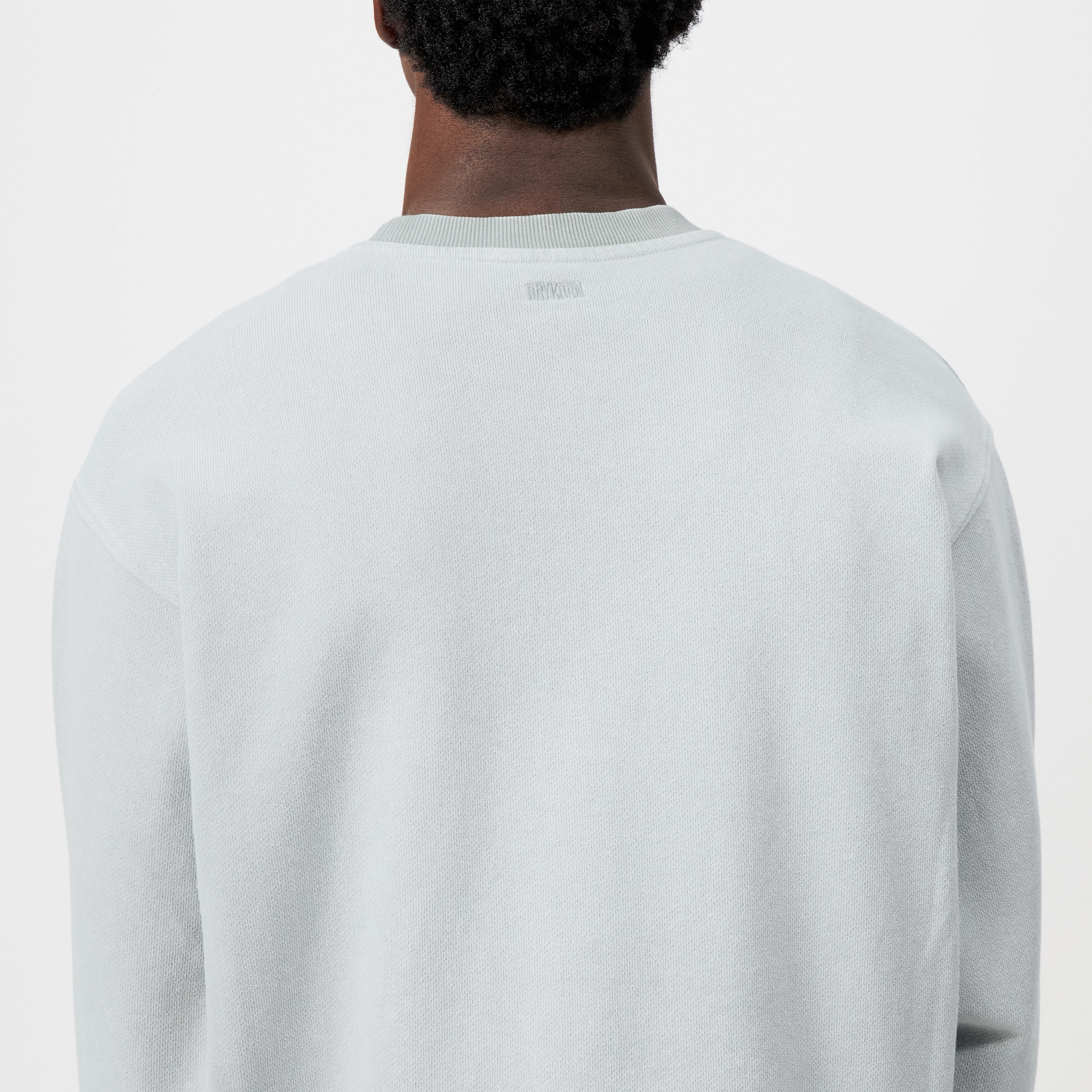 KARIO - Casual sweatshirt in pure cotton - men - green - Detailansicht am Model