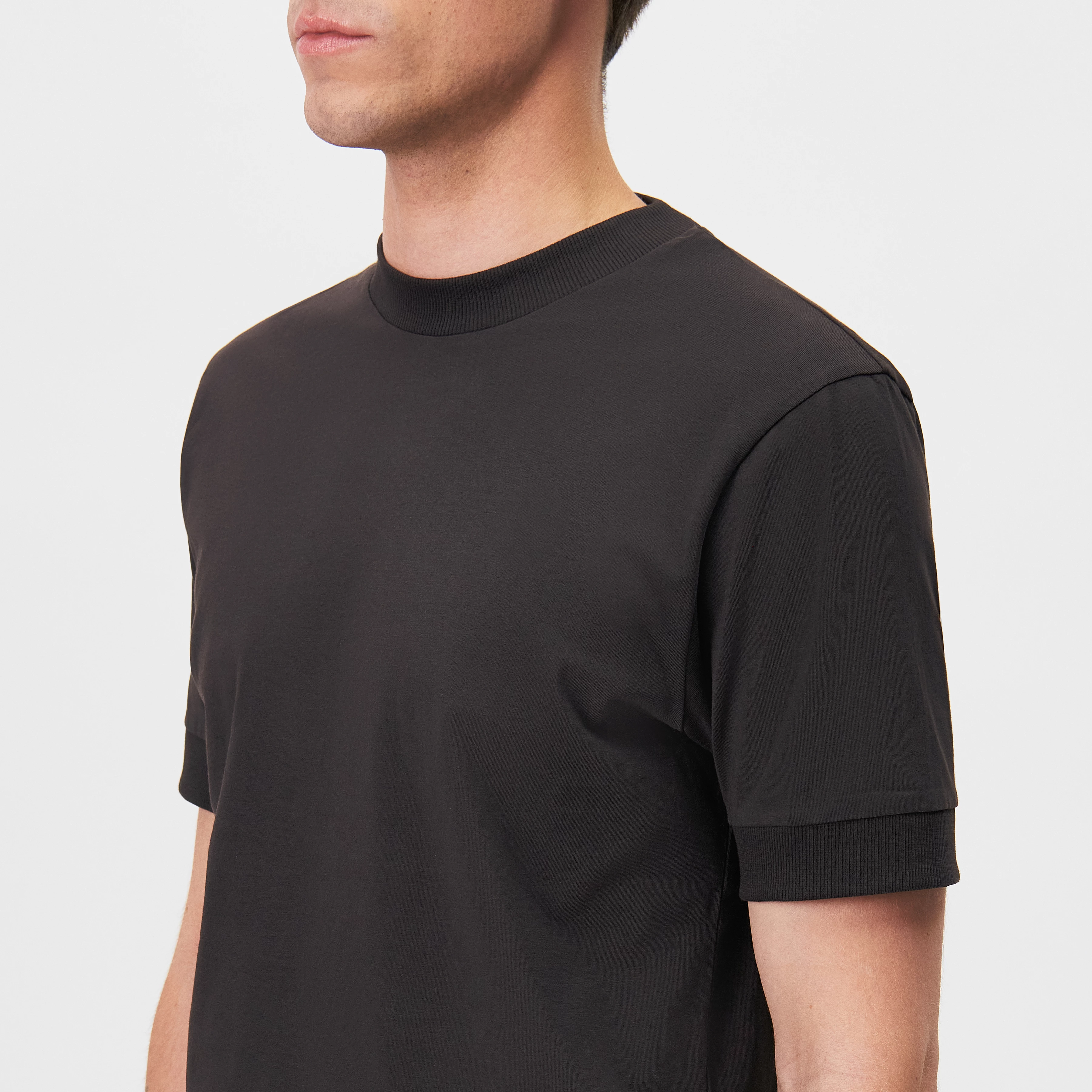 ANTON - Fitted T-shirt i bomuld - men - brun - Detailansicht am Model