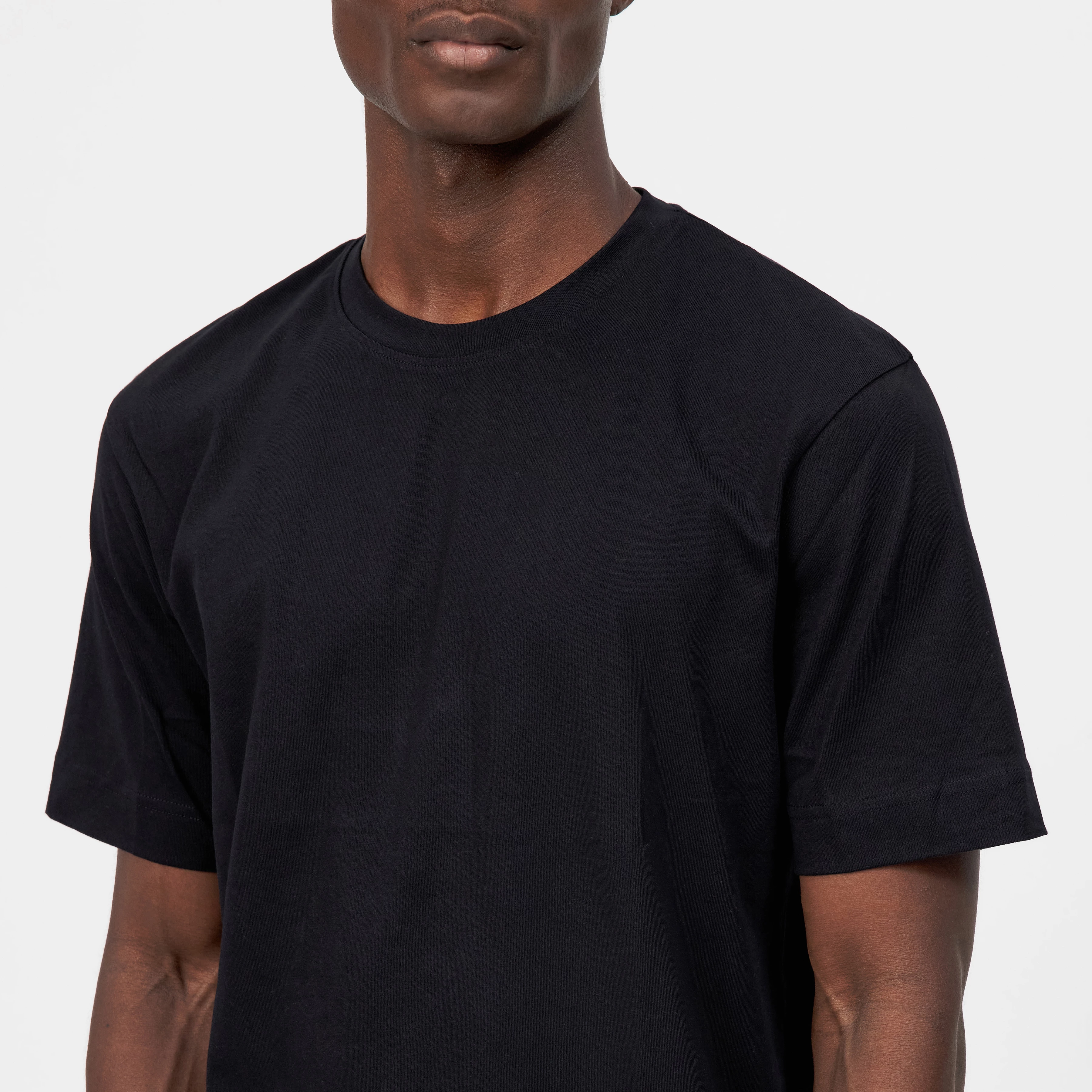 RAPHAEL - T-Shirt in reiner Baumwolle - Herren - schwarz - Detailansicht am Model