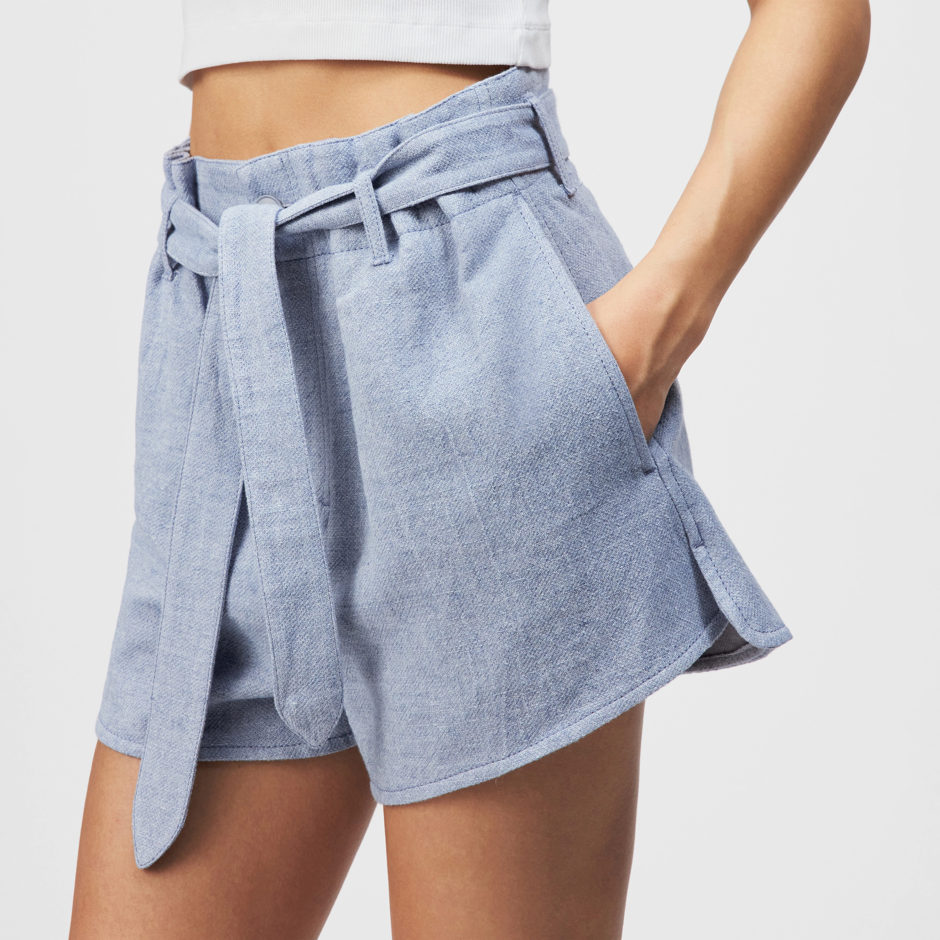 DUBIOUS - Shorts taille haute lin-look denim - women - bleu - Detailansicht am Model