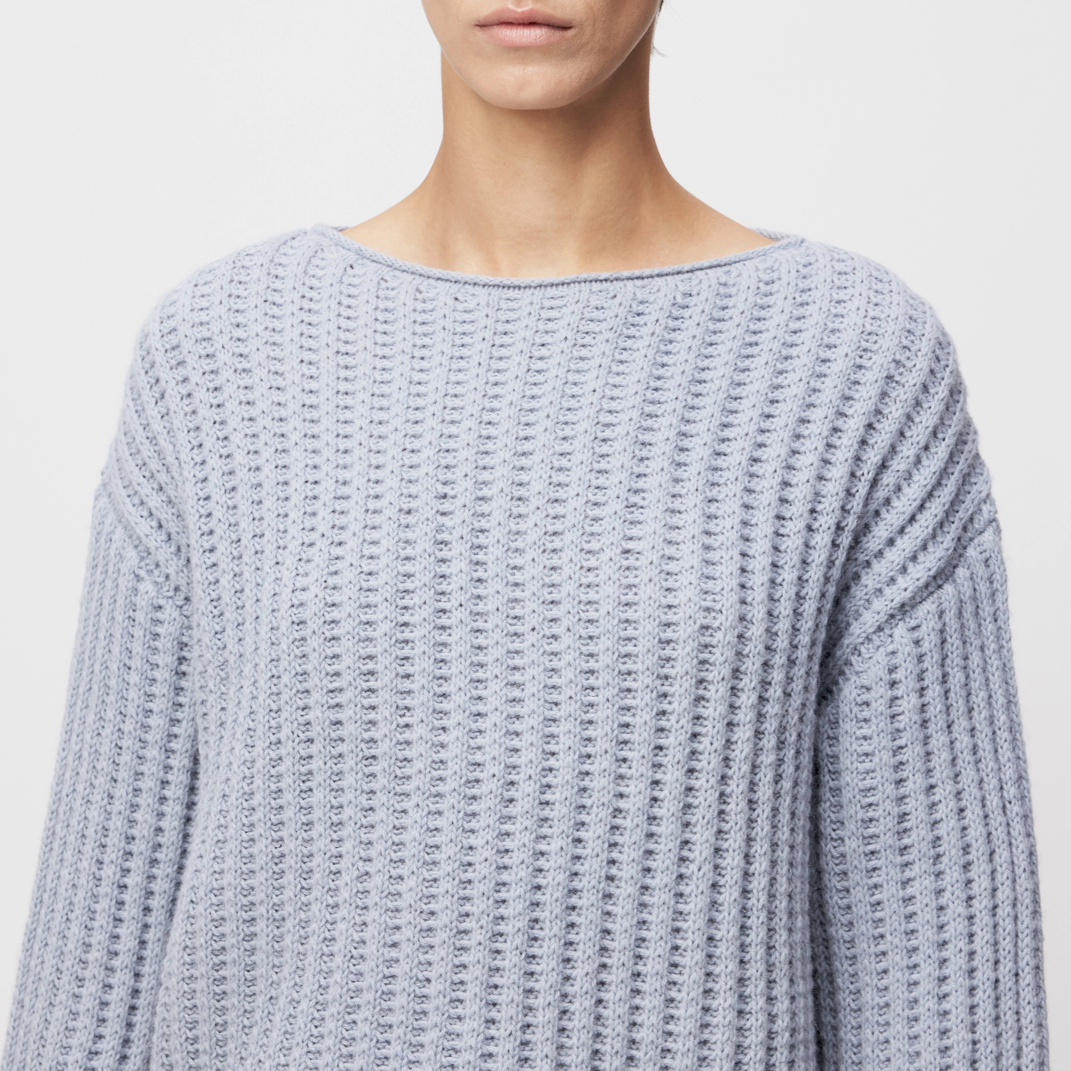 IMENY - Cropped jumper in wool and alpaca blend - women - blue - Detailansicht am Model