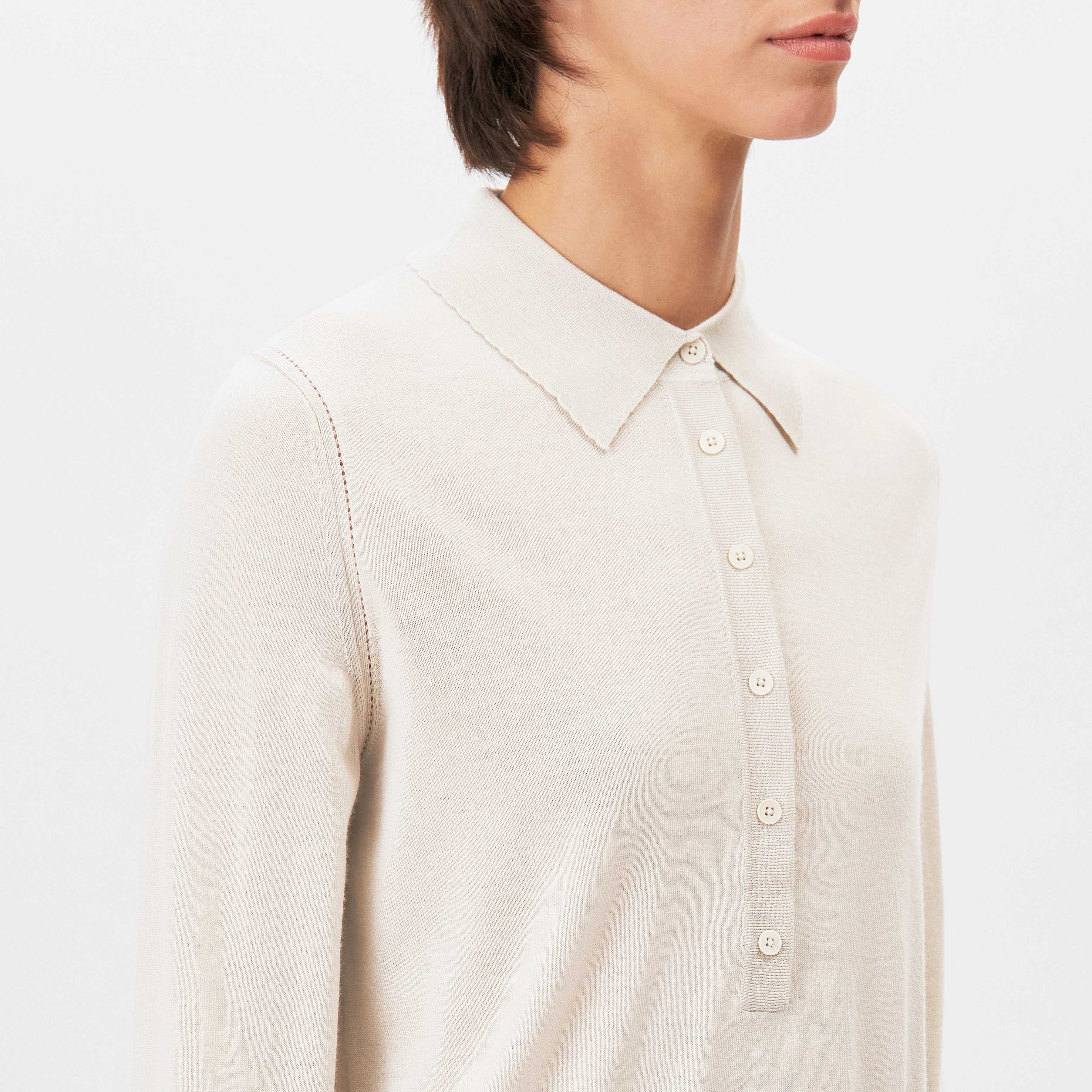 MYNERVA - Pure wool knit polo shirt - women - beige - Detailansicht am Model
