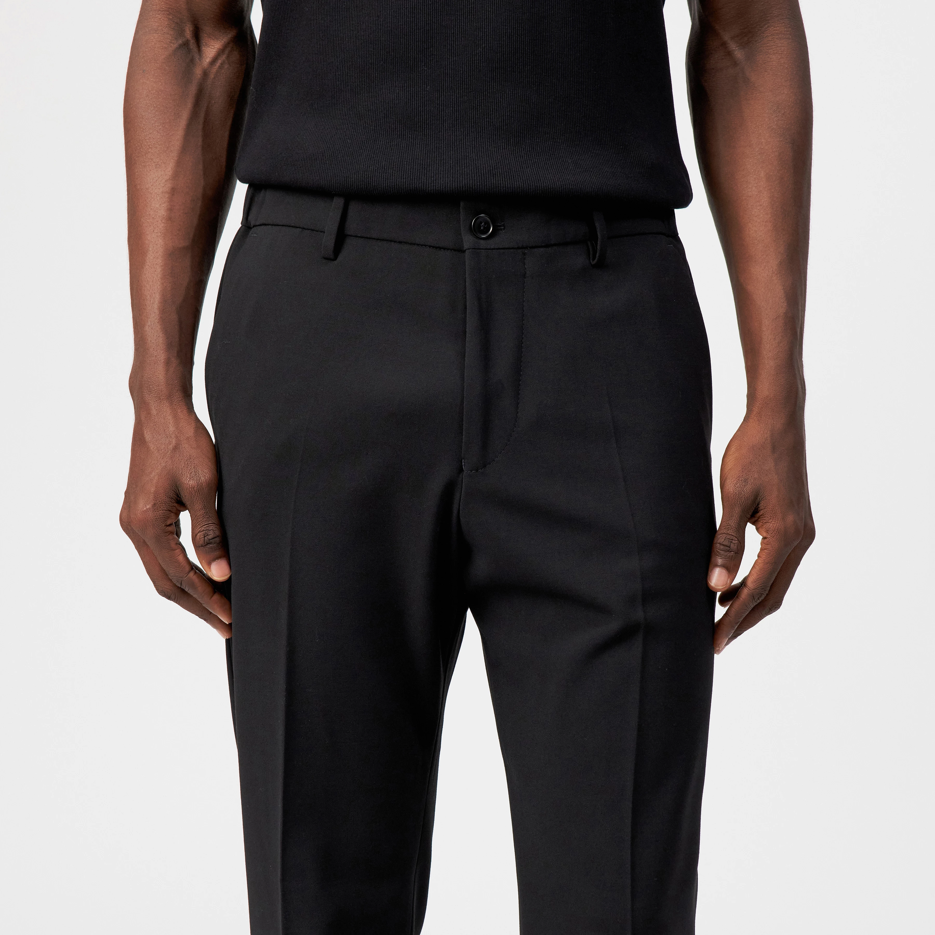 AJEND_RGLR - Konfektionierte Hose in Gabardine - Herren - schwarz - Detailansicht am Model