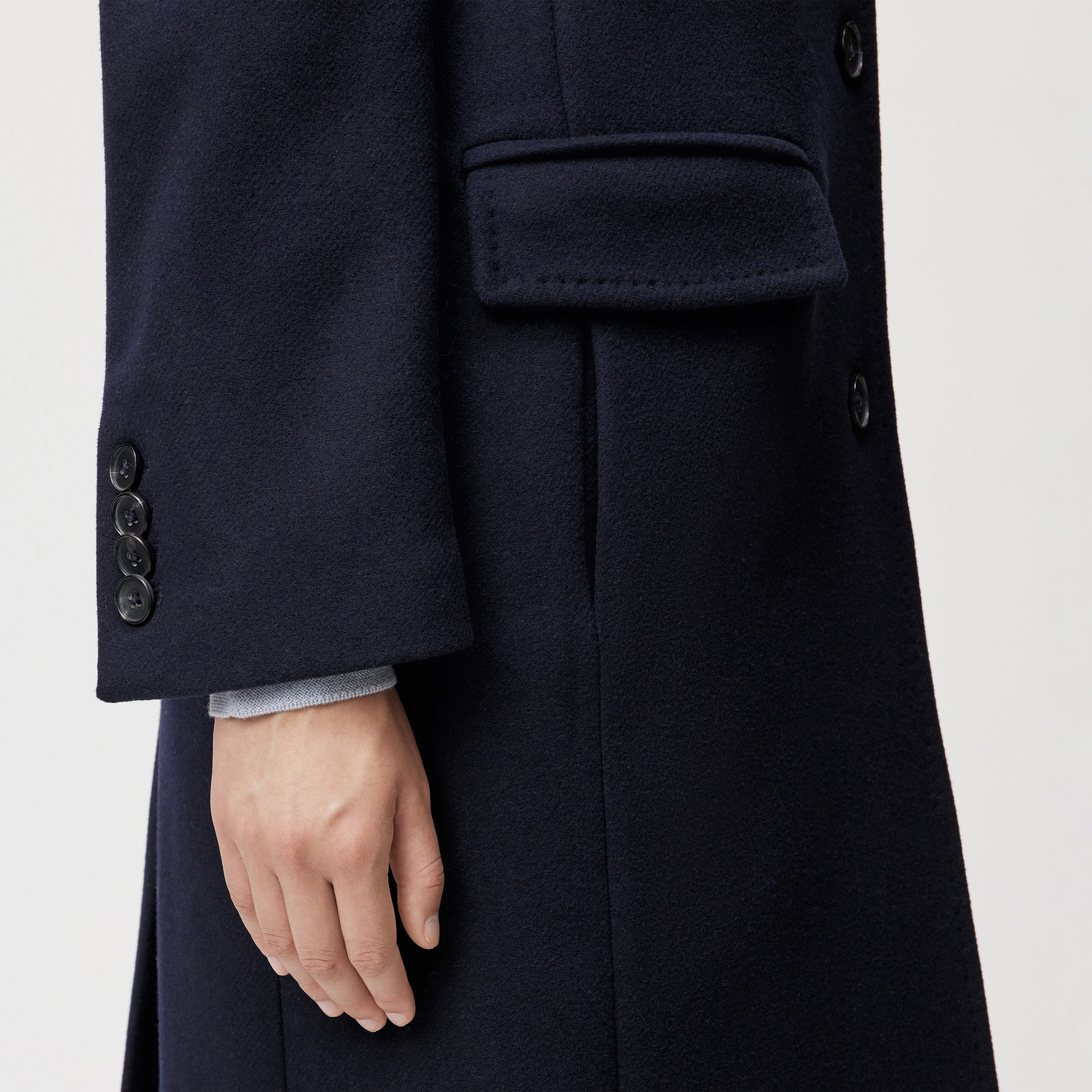 AISBY - Mantel in winterlichem Woll-Mix - Damen - blau - Detailansicht am Model