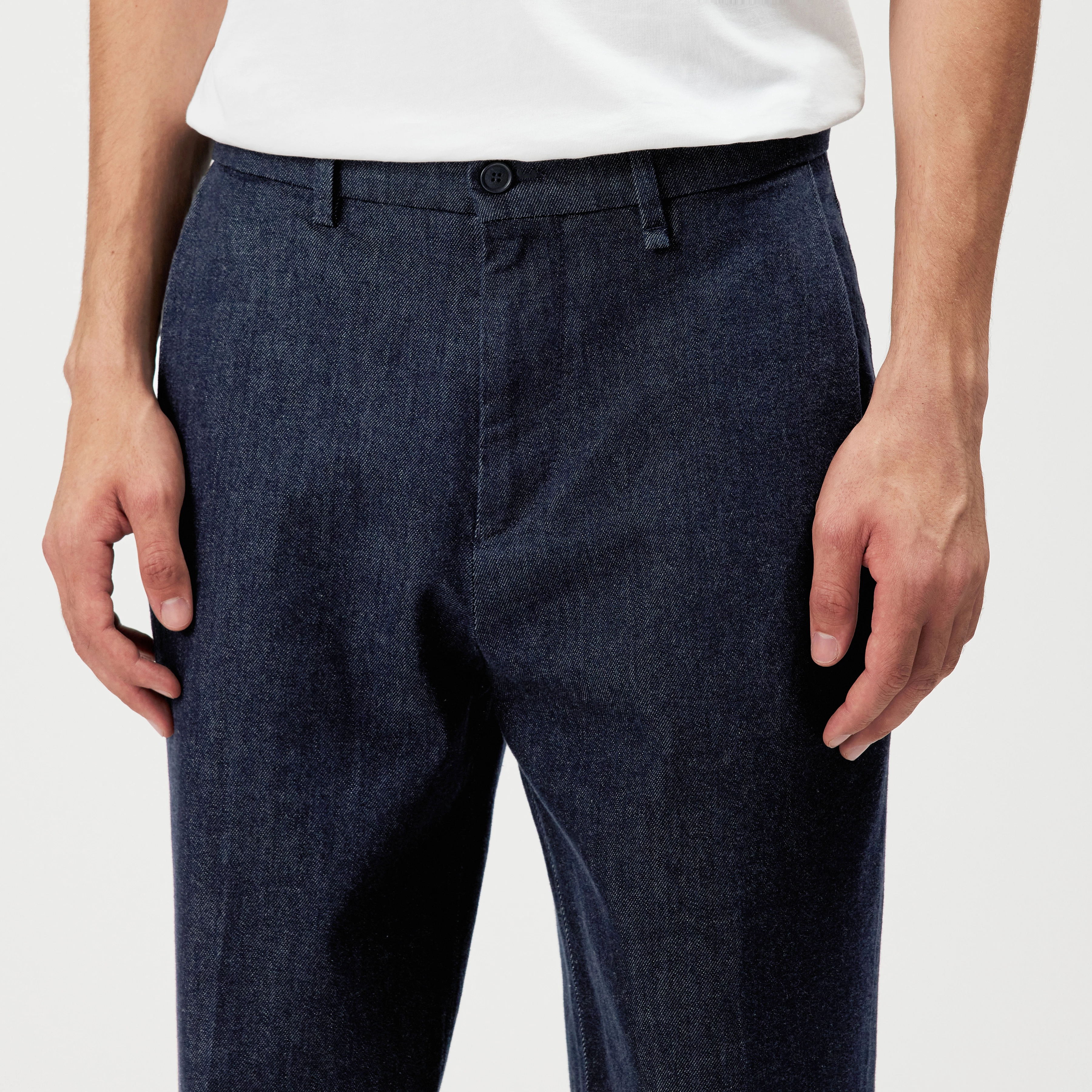 WYACO - Classic relaxed fit denim trousers - men - blue - Detailansicht am Model
