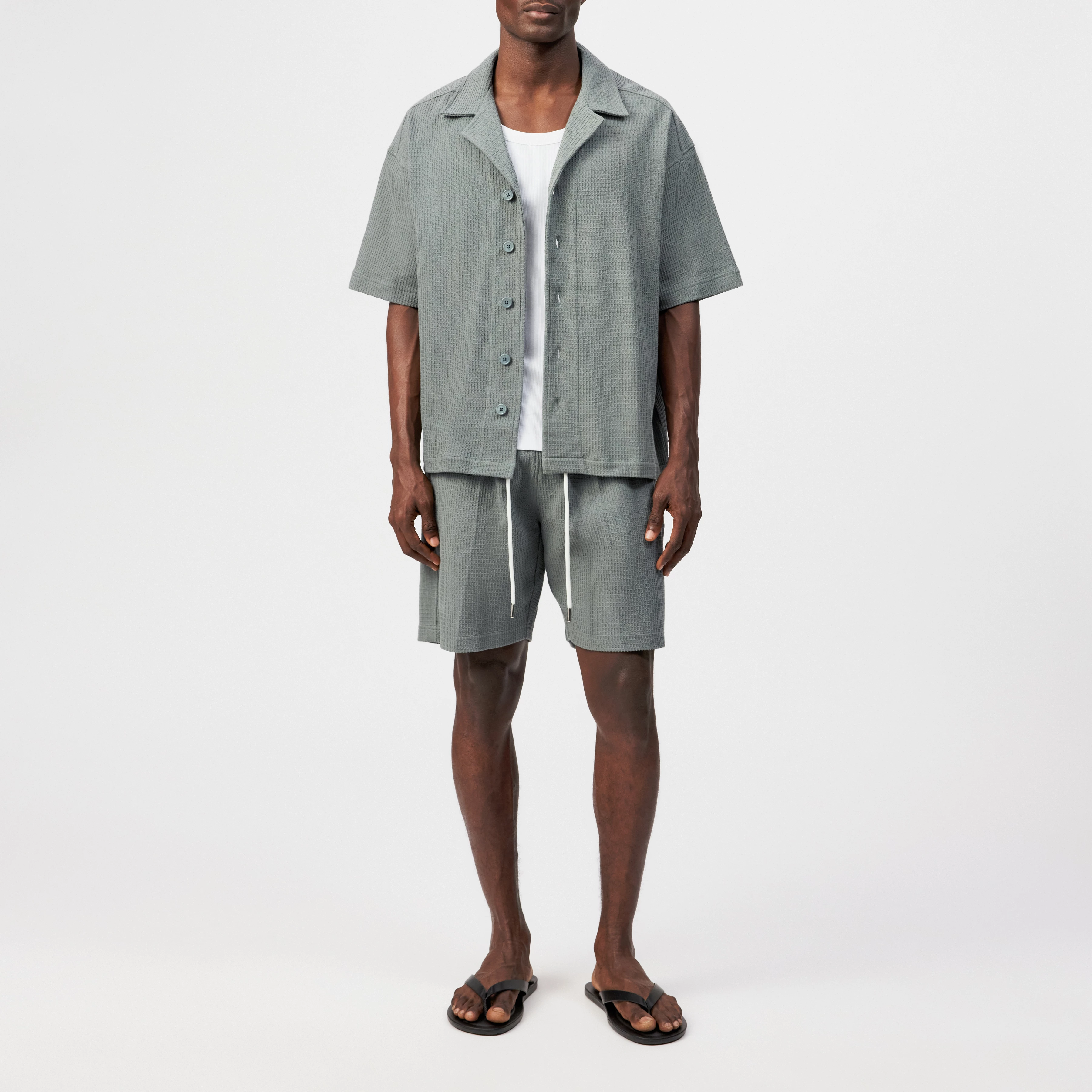 BRIKKO - Short décontracté en pur coton - men - vert - Ganzkörper-Frontansicht