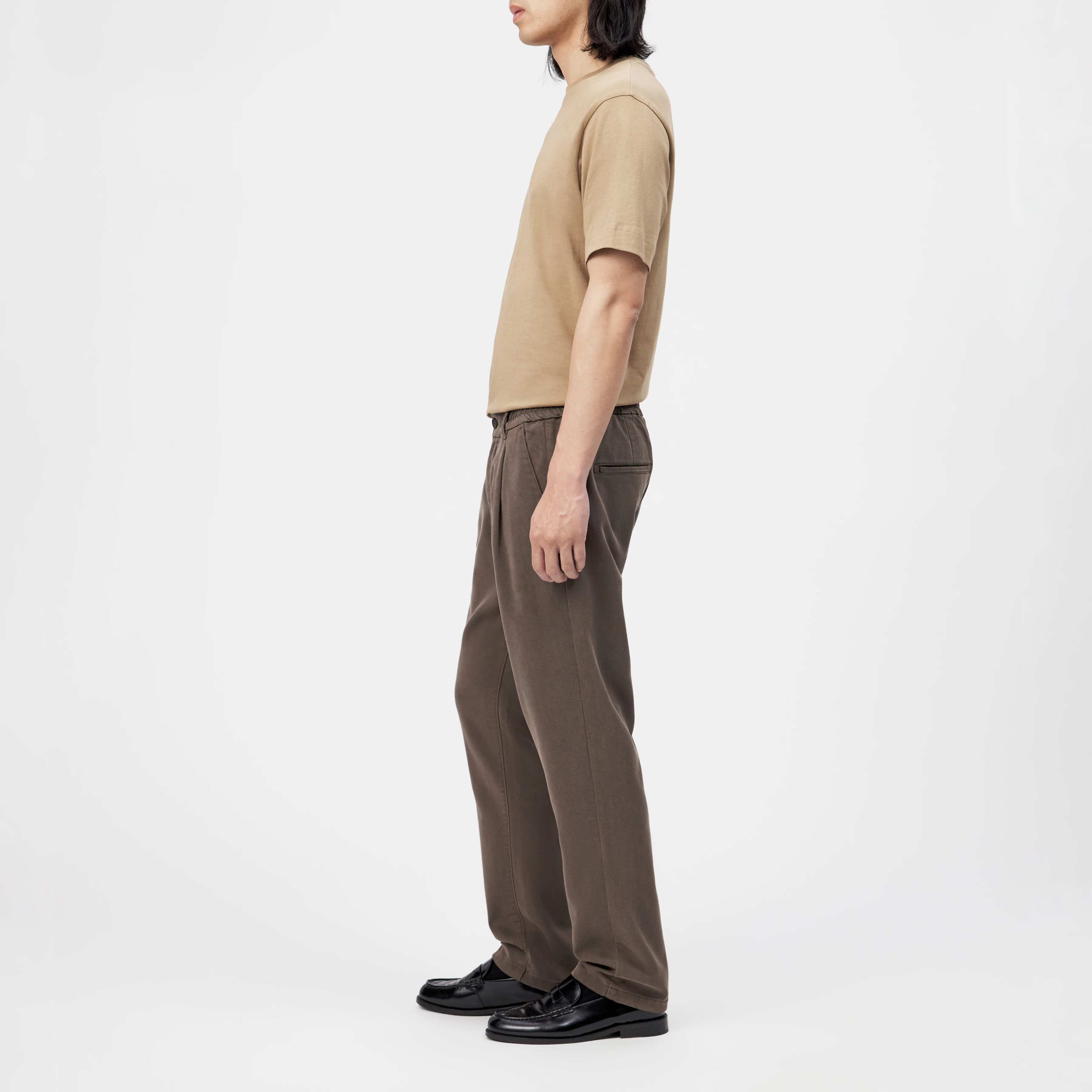 CHASY_RGLR - Casual trousers with pleats in a lyocell-cotton blend - men - brown - Seitenansicht