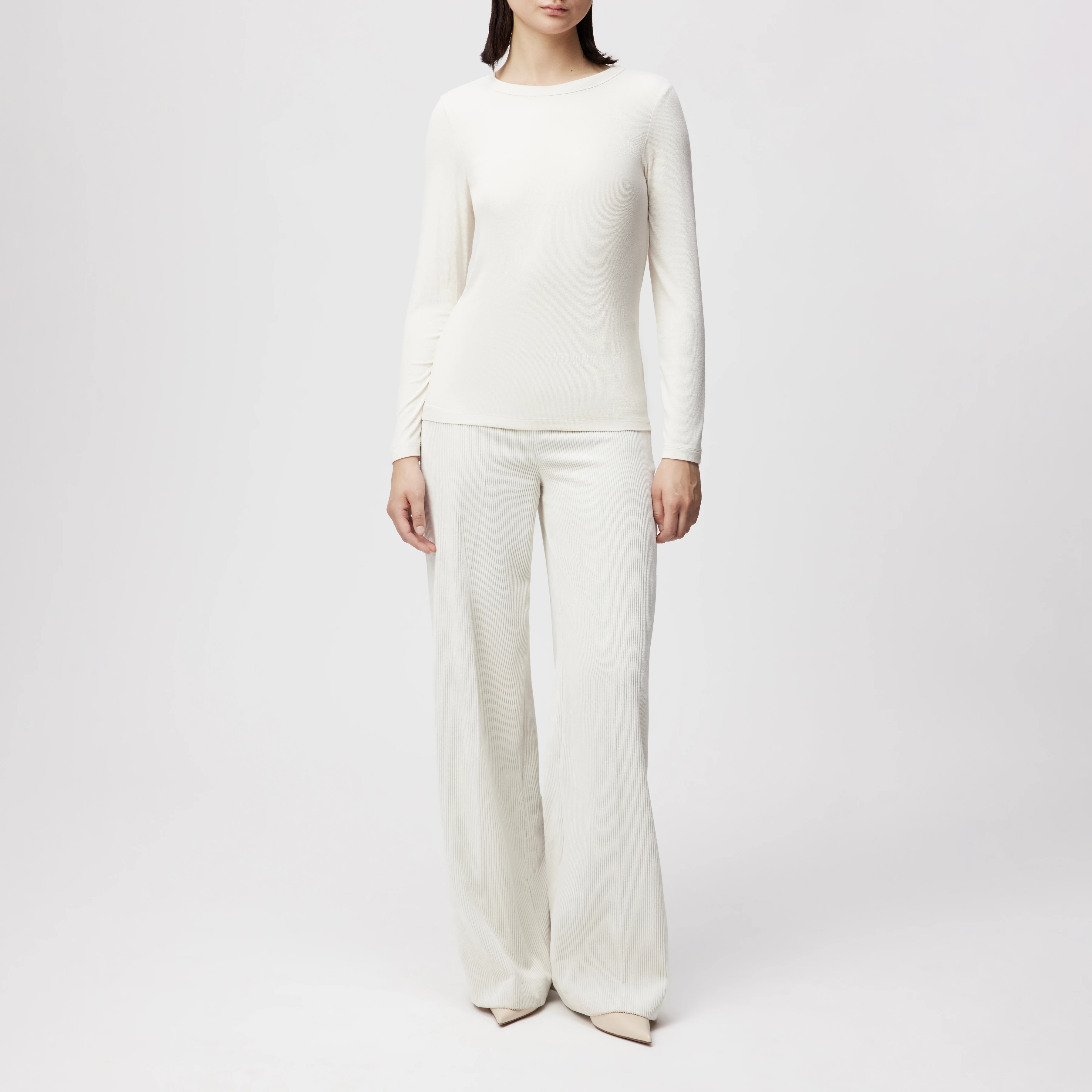 BAJARI - Slim-fit long-sleeved top in soft modal blend - women - off white - Ganzkörper-Frontansicht