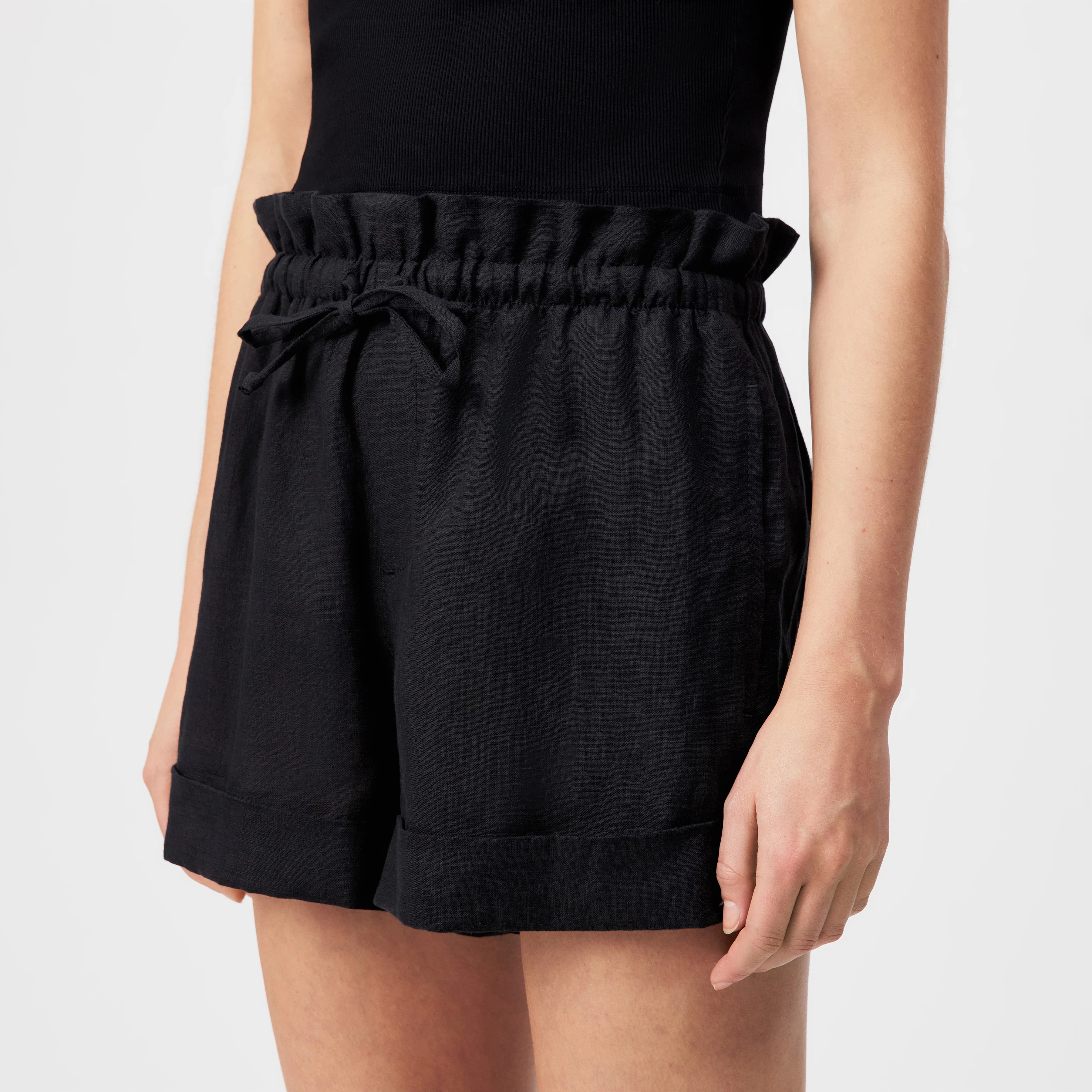 EDICT - Relaxed Fit Paperbag-Shorts in reinem Leinen - Damen - schwarz - Detailansicht am Model