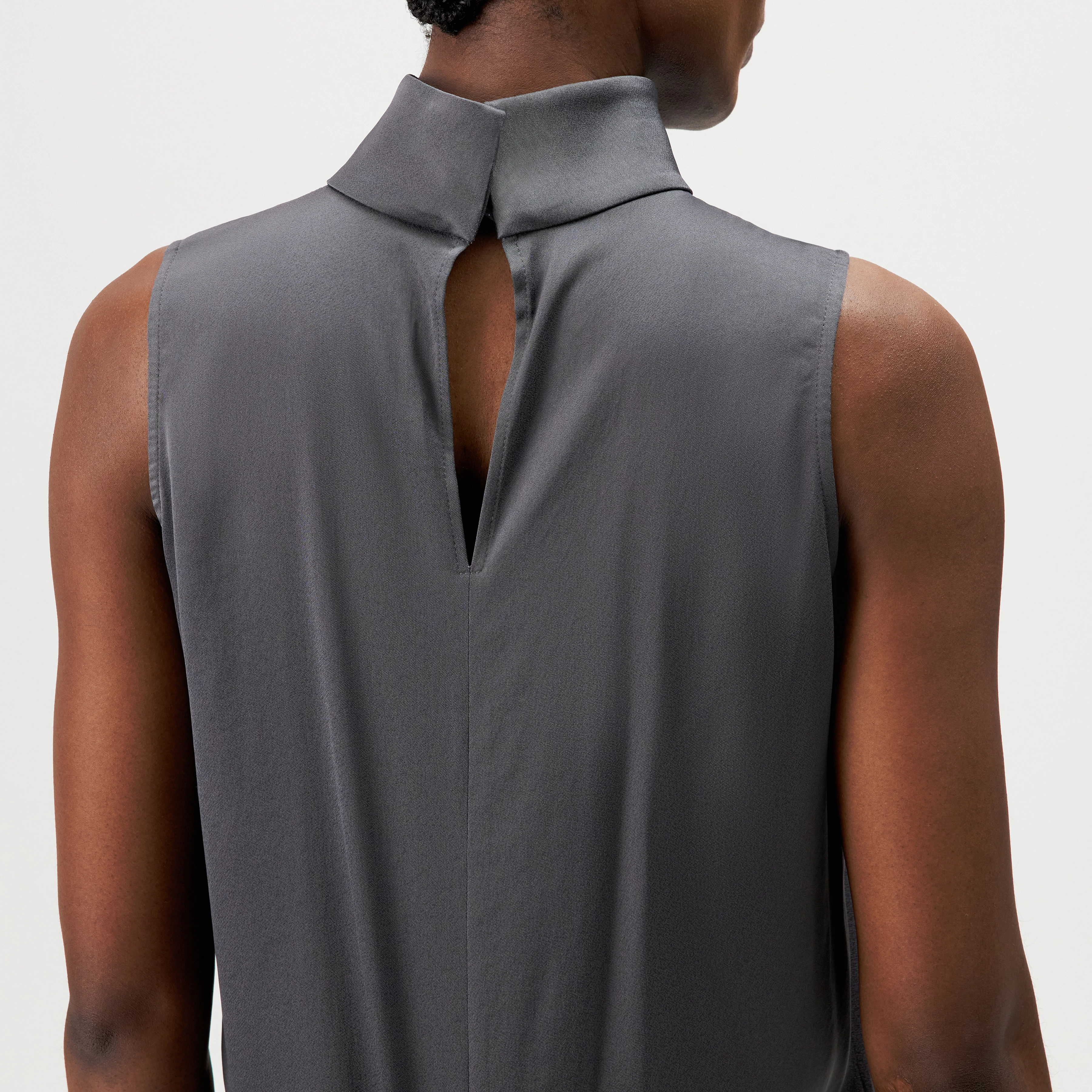HALIRA - Top blouse en satin à col montant - women - gris - Detailansicht am Model