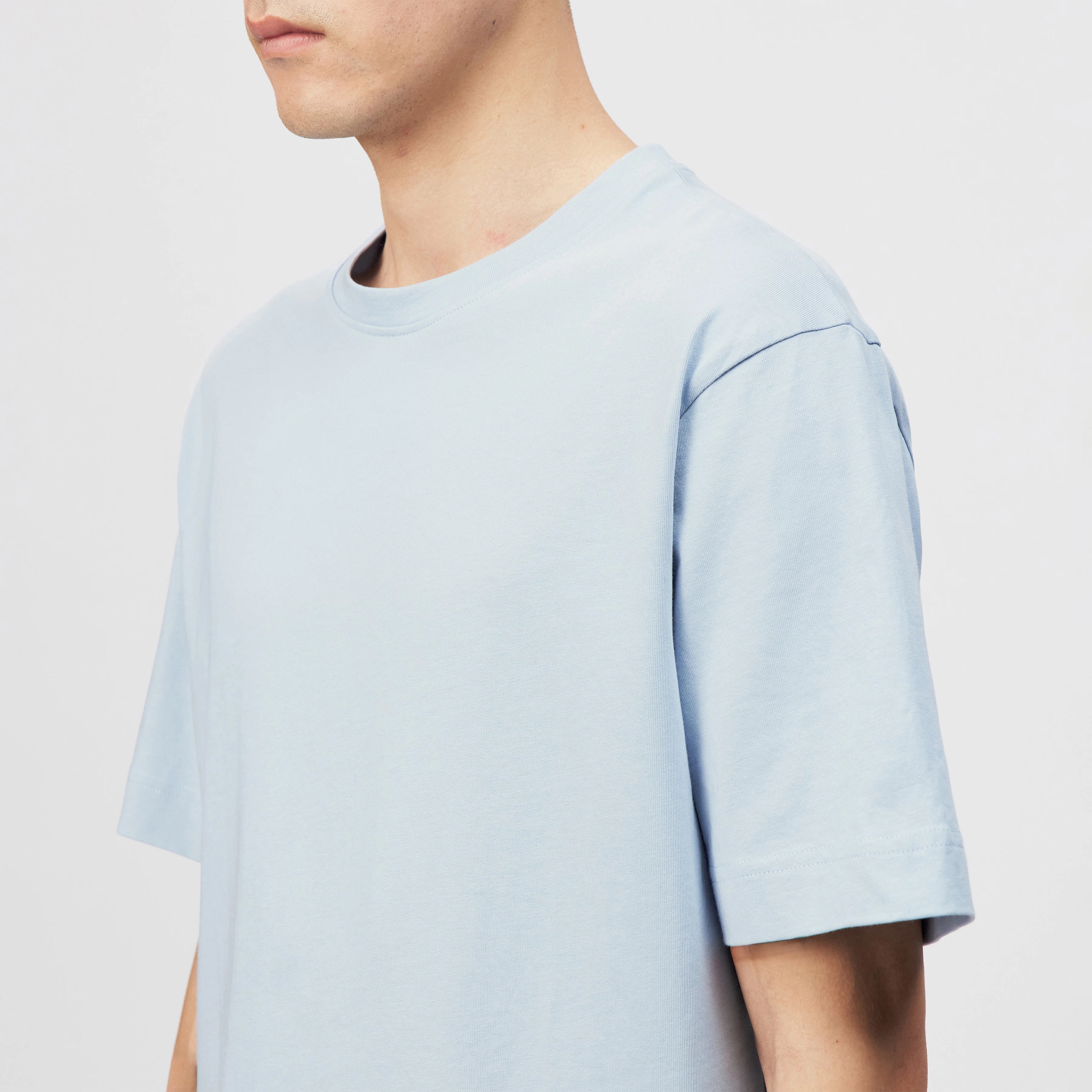 RAPHAEL - T-shirt in pure cotton - men - blue - Detailansicht am Model