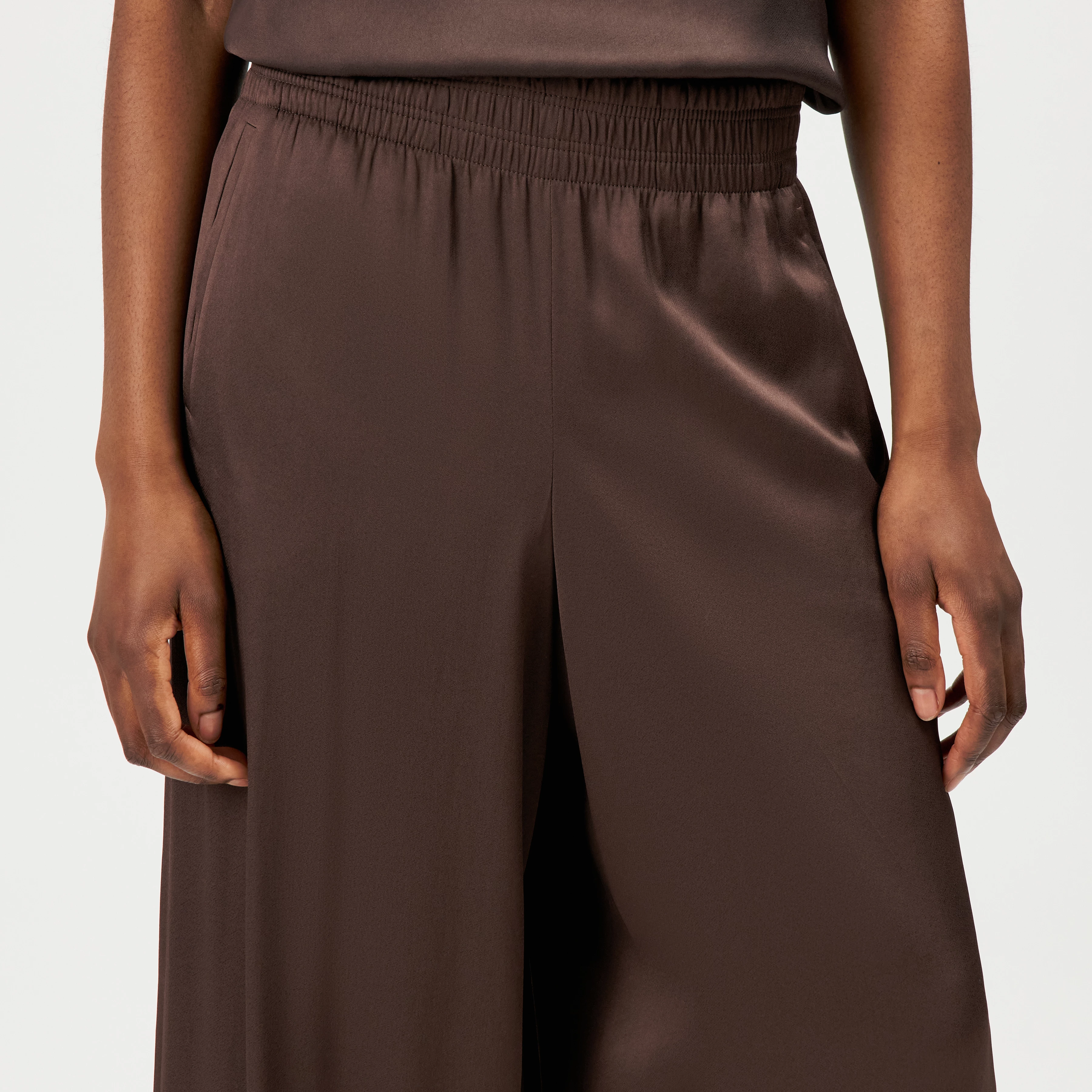 CEILING - Pantalon large en satin fluide - women - marron - Detailansicht am Model