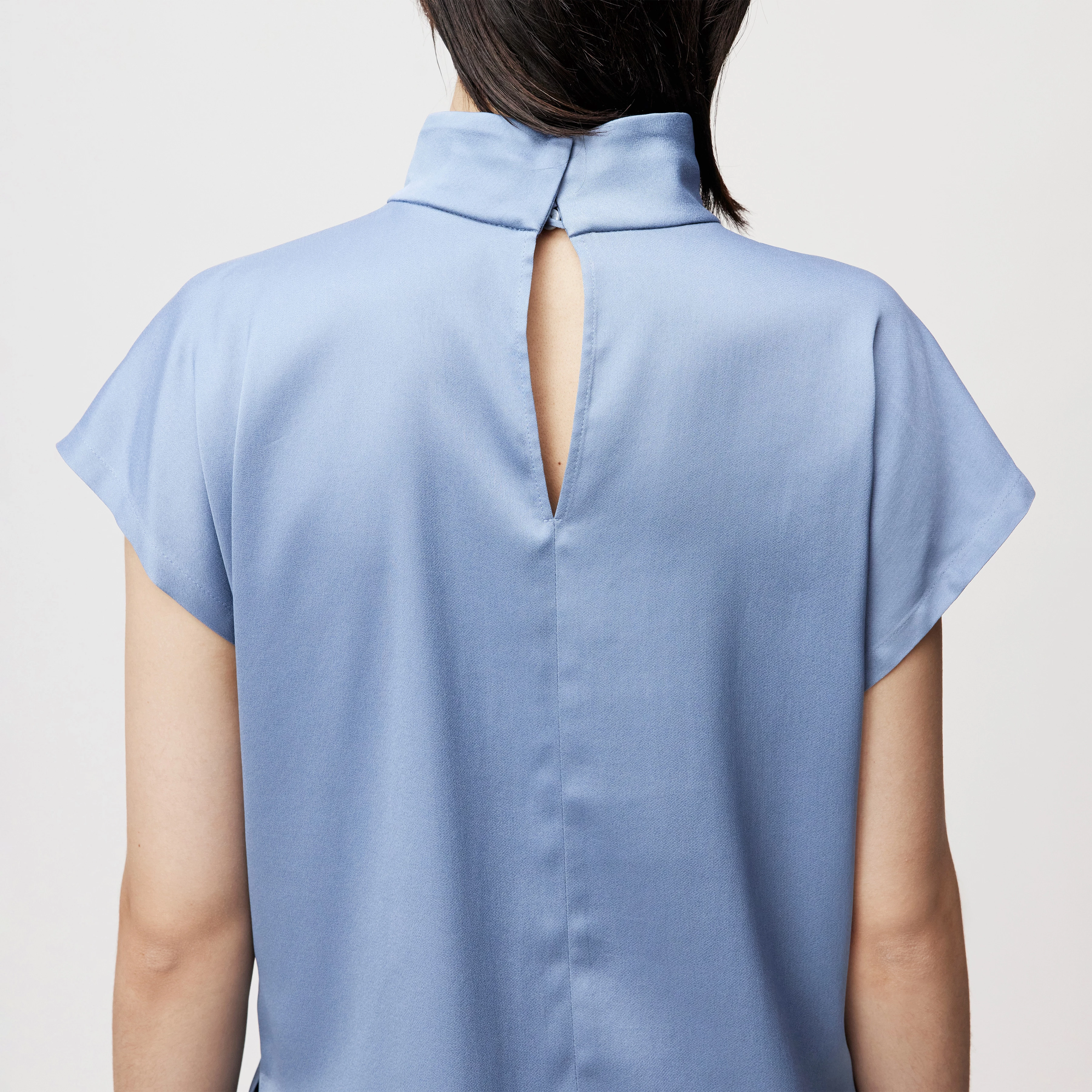 ALARIA_1 - Blouse chemise à col montant en satin - women - bleu - Detailansicht am Model