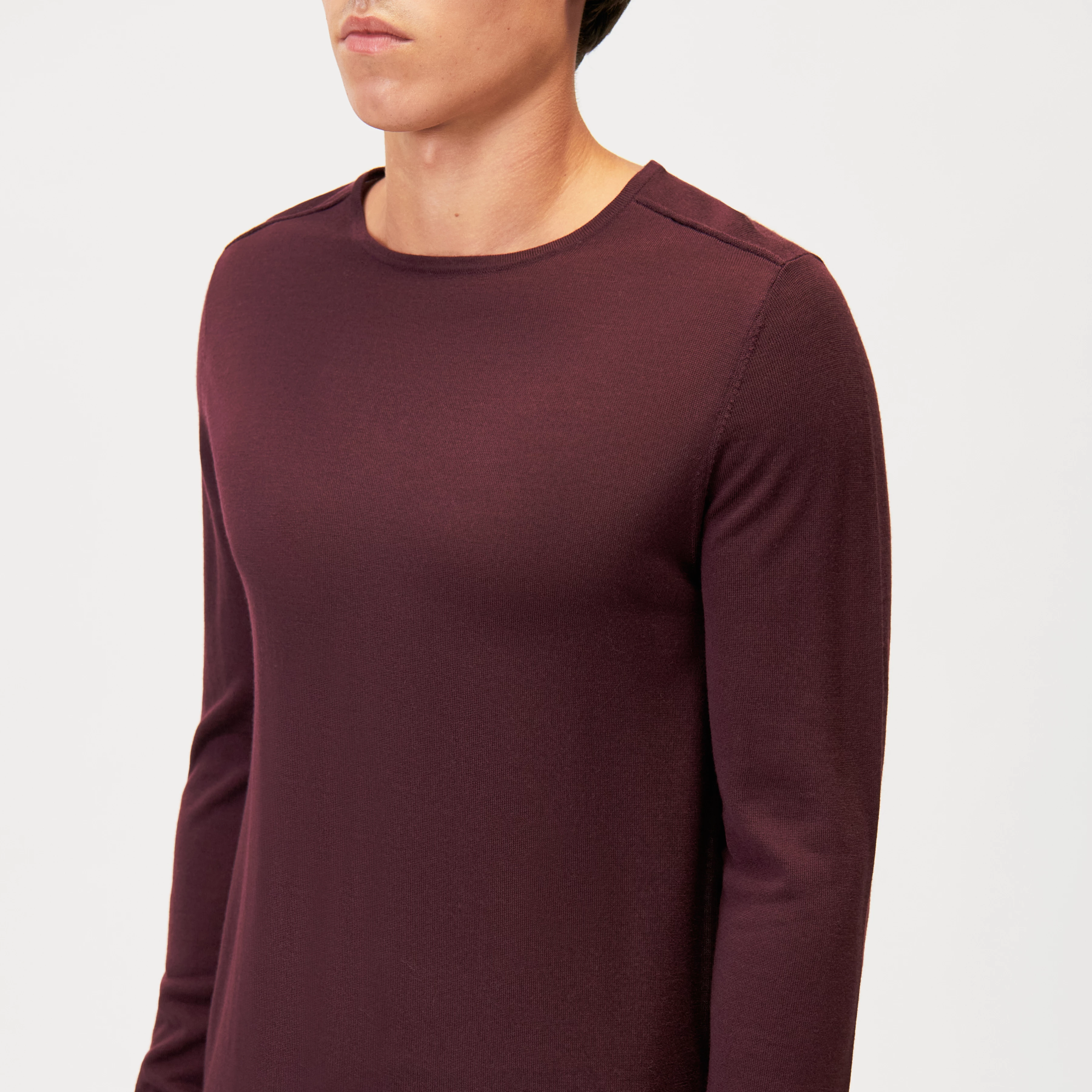 RIKONO - Fine merino wool knitted jumper - men - red - Detailansicht am Model