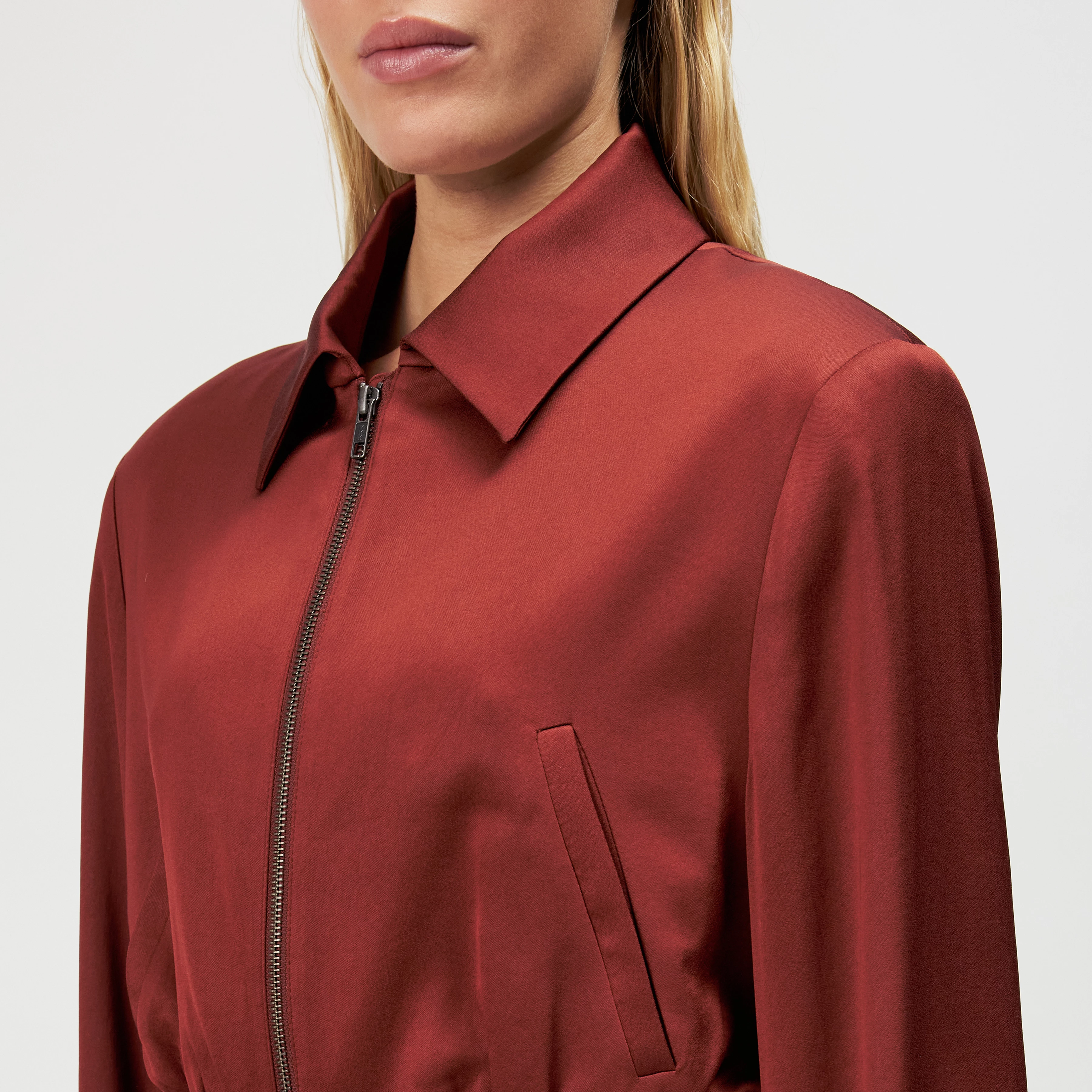 RADWAY_1 - Blouson court en satin - women - rouge - Detailansicht am Model
