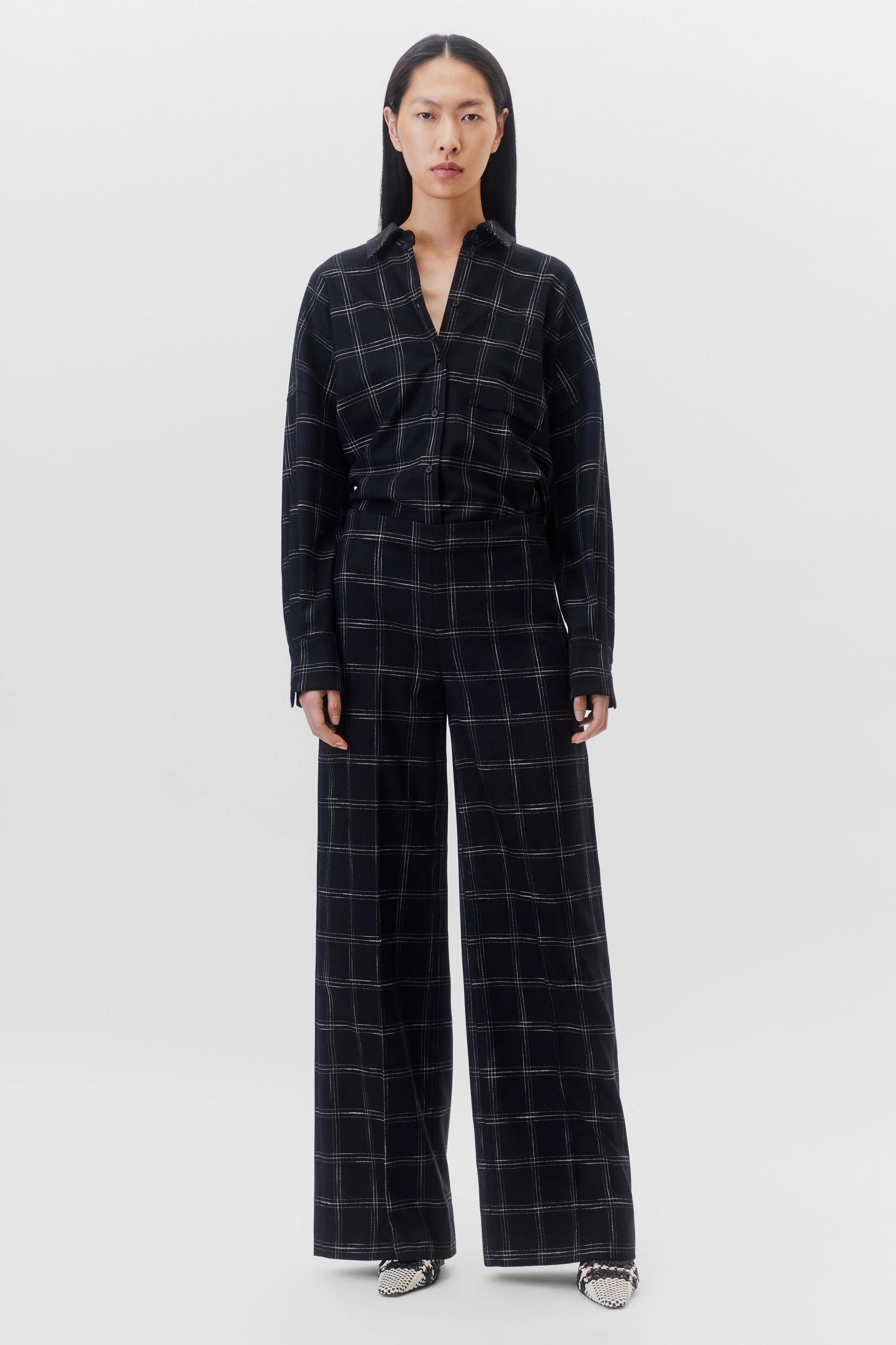 BEFORE - flannel marlene trousers - women - black - Ganzkörper-Frontansicht