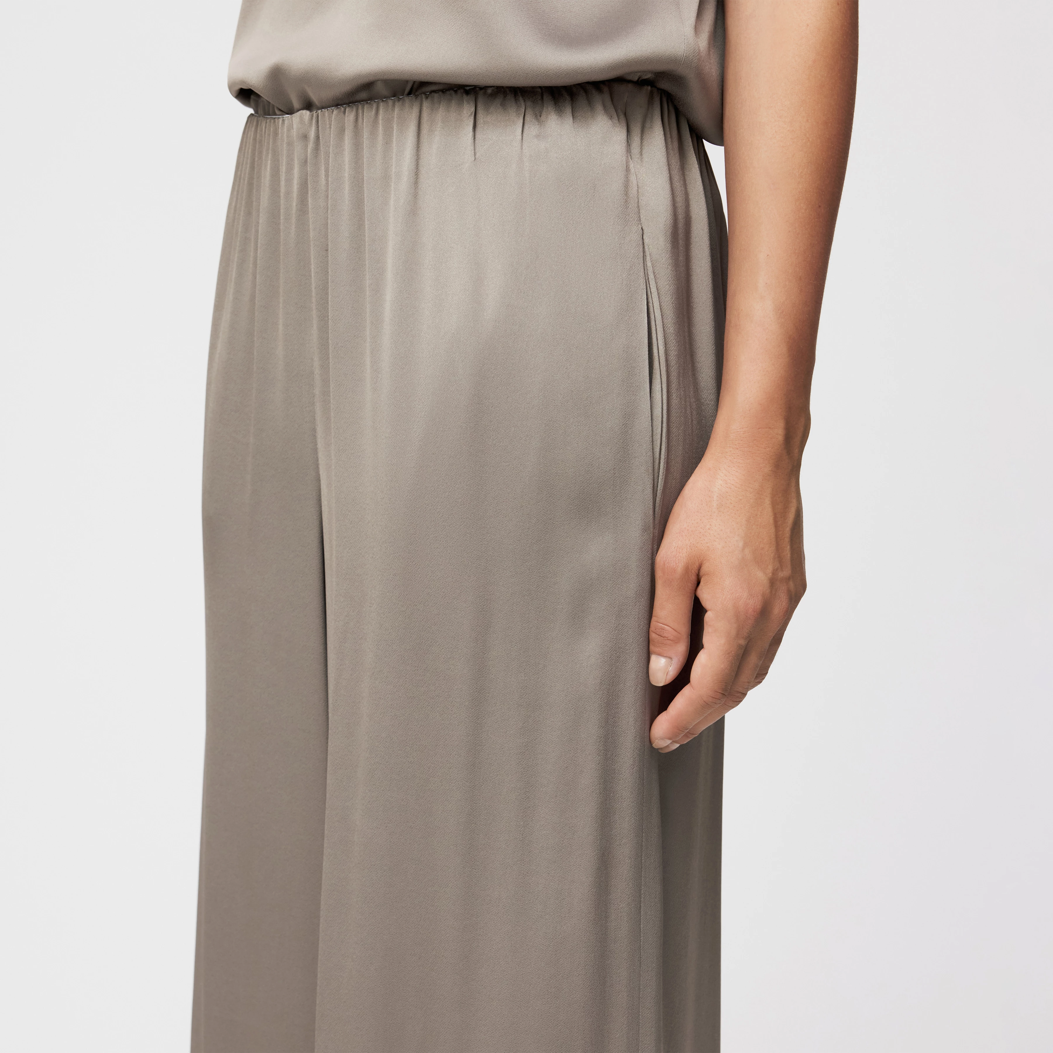 TWEEZER - Wide trousers in satin - women - beige - Detailansicht am Model