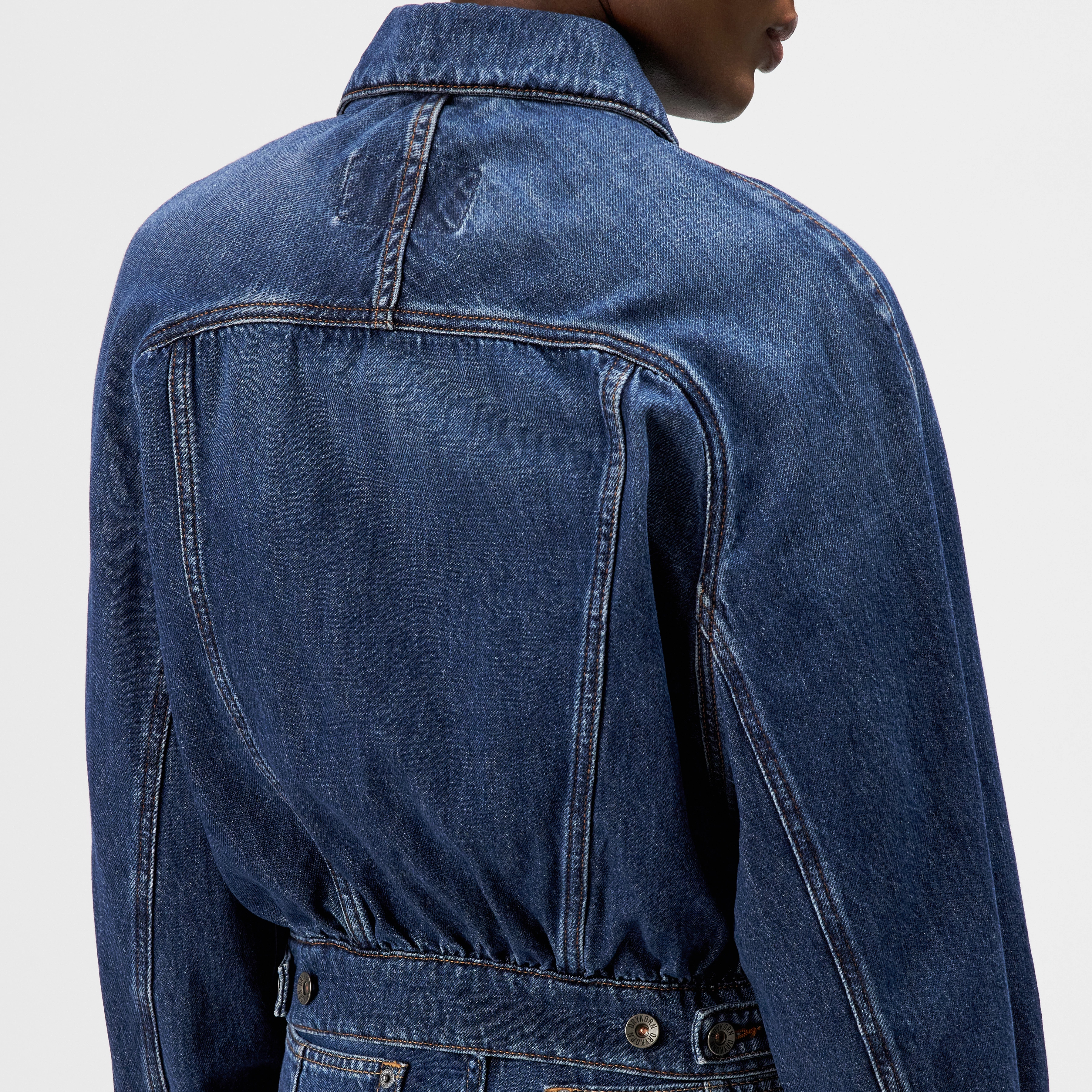 MARWICK - Relaxed fit, soft-flow denim jacket - women - blue - Detailansicht am Model