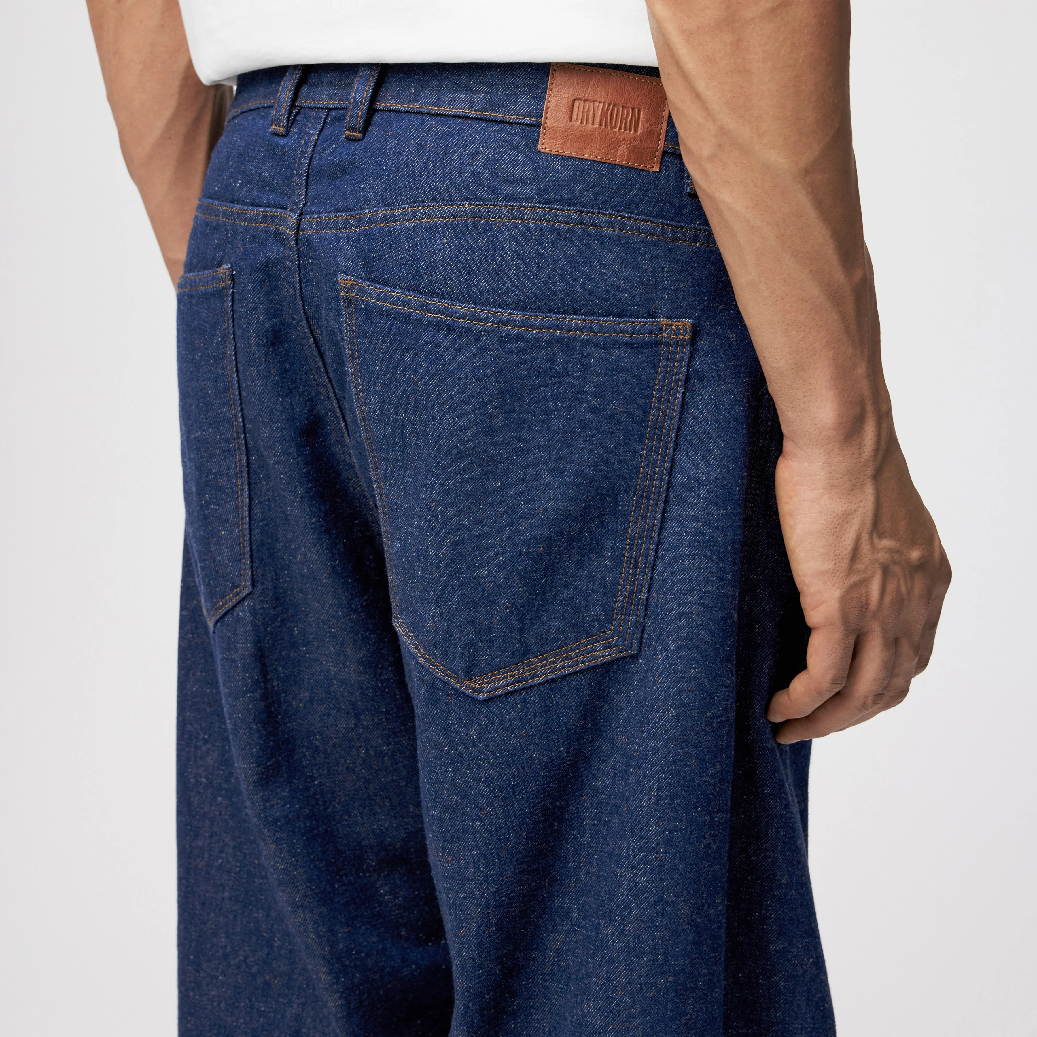 RAWDY_A - Tapered Jeans in Raw-Denim - Herren - blau - Detailansicht am Model