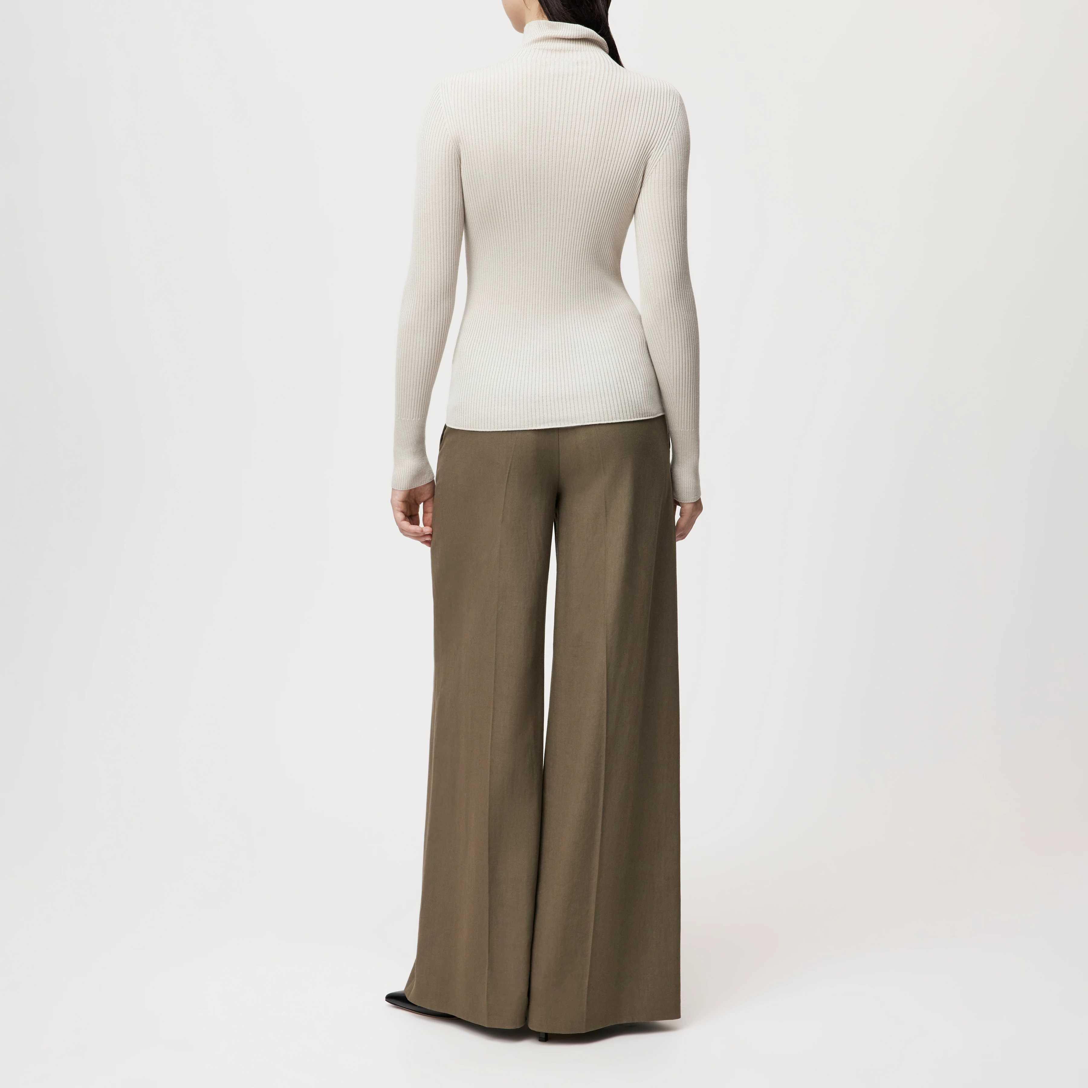 INARI - Turtleneck jumper in flowing wool blend - women - beige - Rückansicht