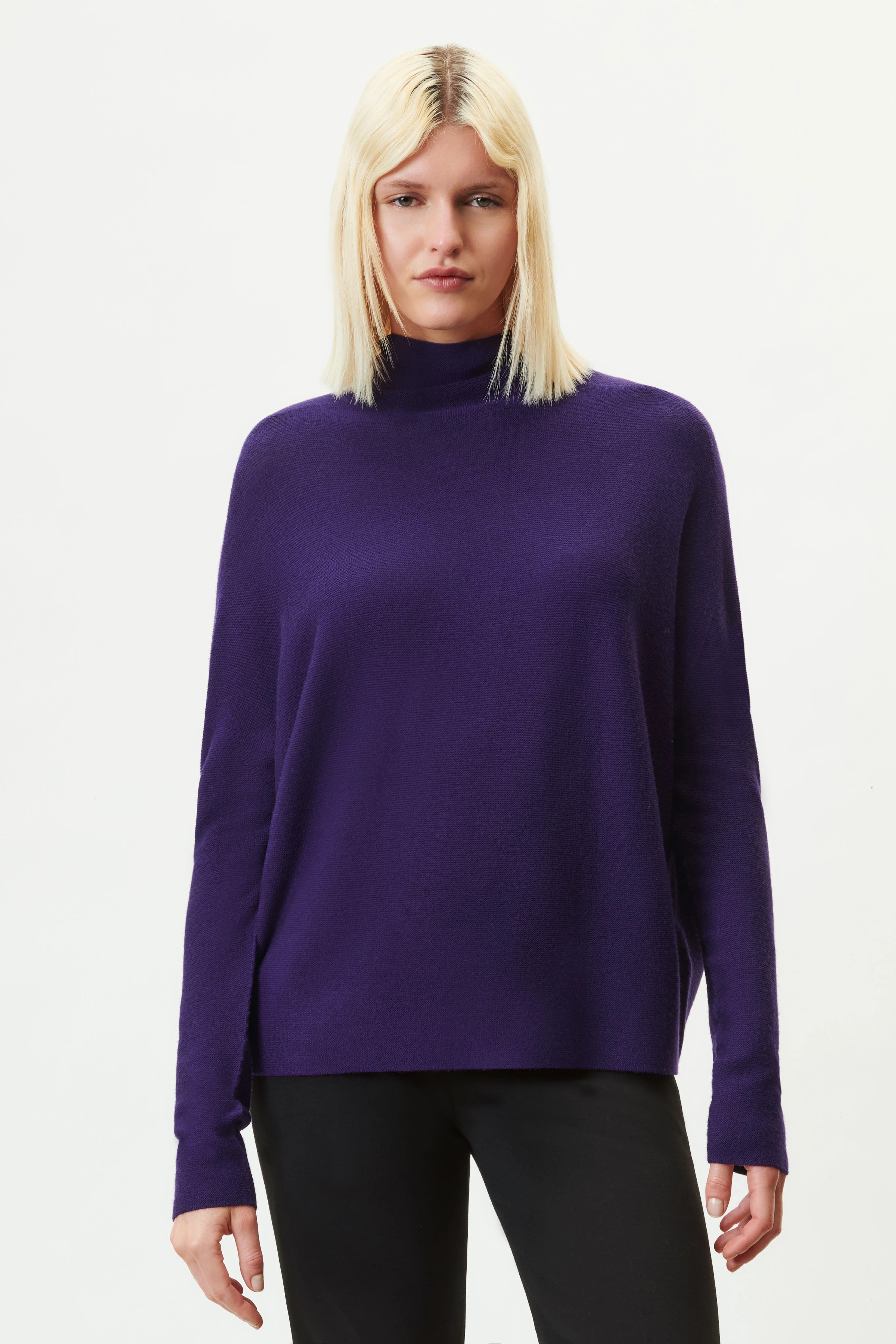 LIORA - Egg-shape turtleneck sweater in merino wool - women - purple - Frontansicht