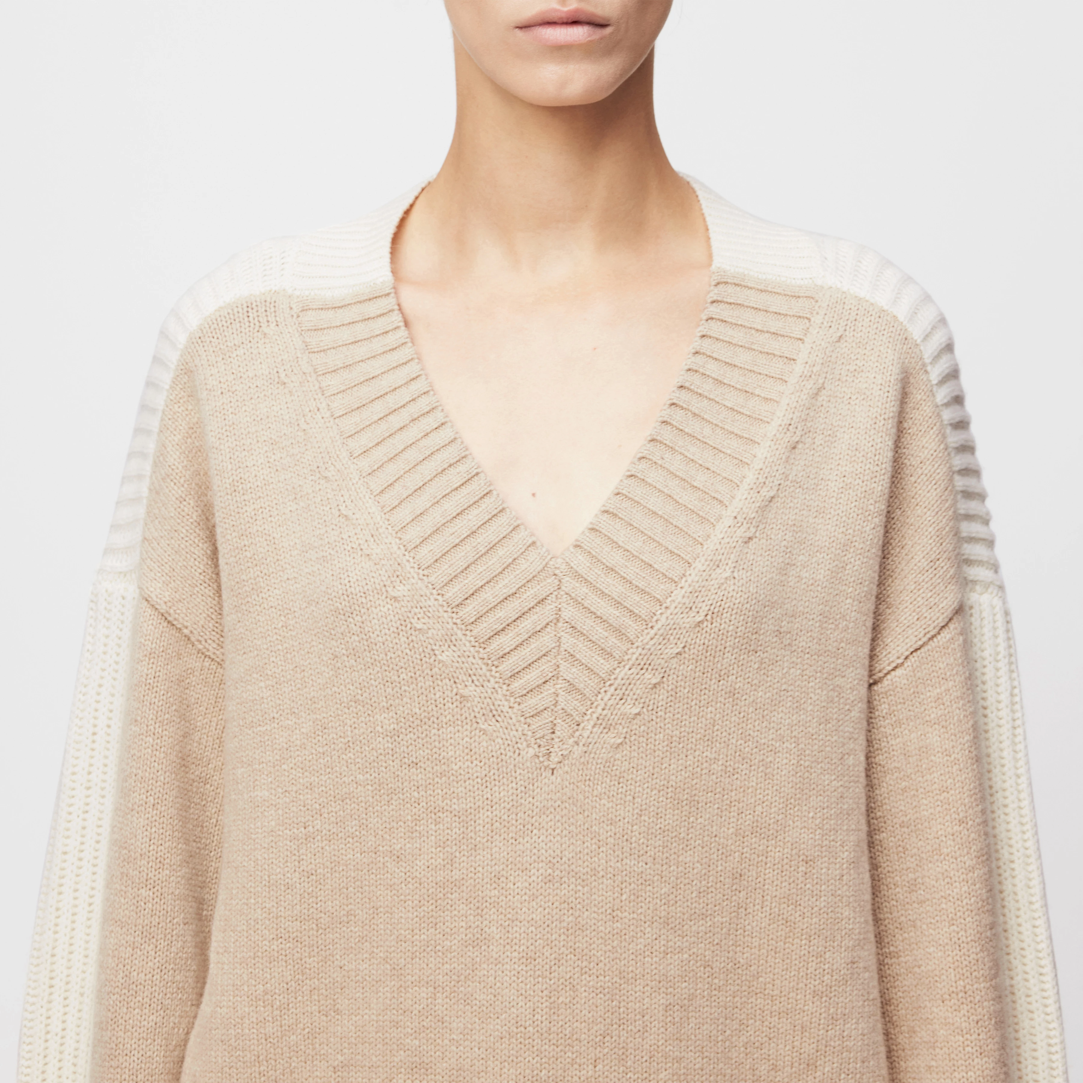 PASELIA - Oversized Pullover in Schurwolle - Damen - beige - Detailansicht am Model