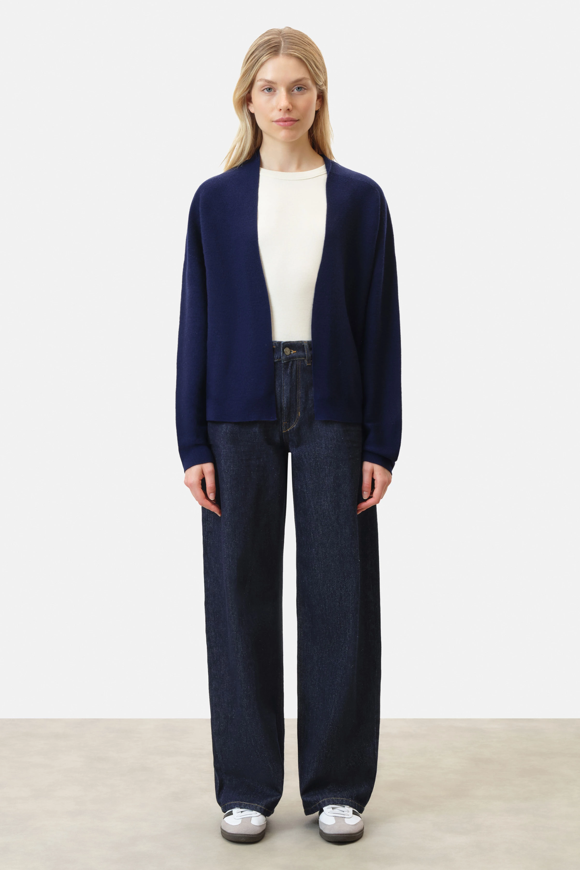 MIRALA - Strickjacke in Merinowolle - Damen - blau - Ganzkörper-Frontansicht