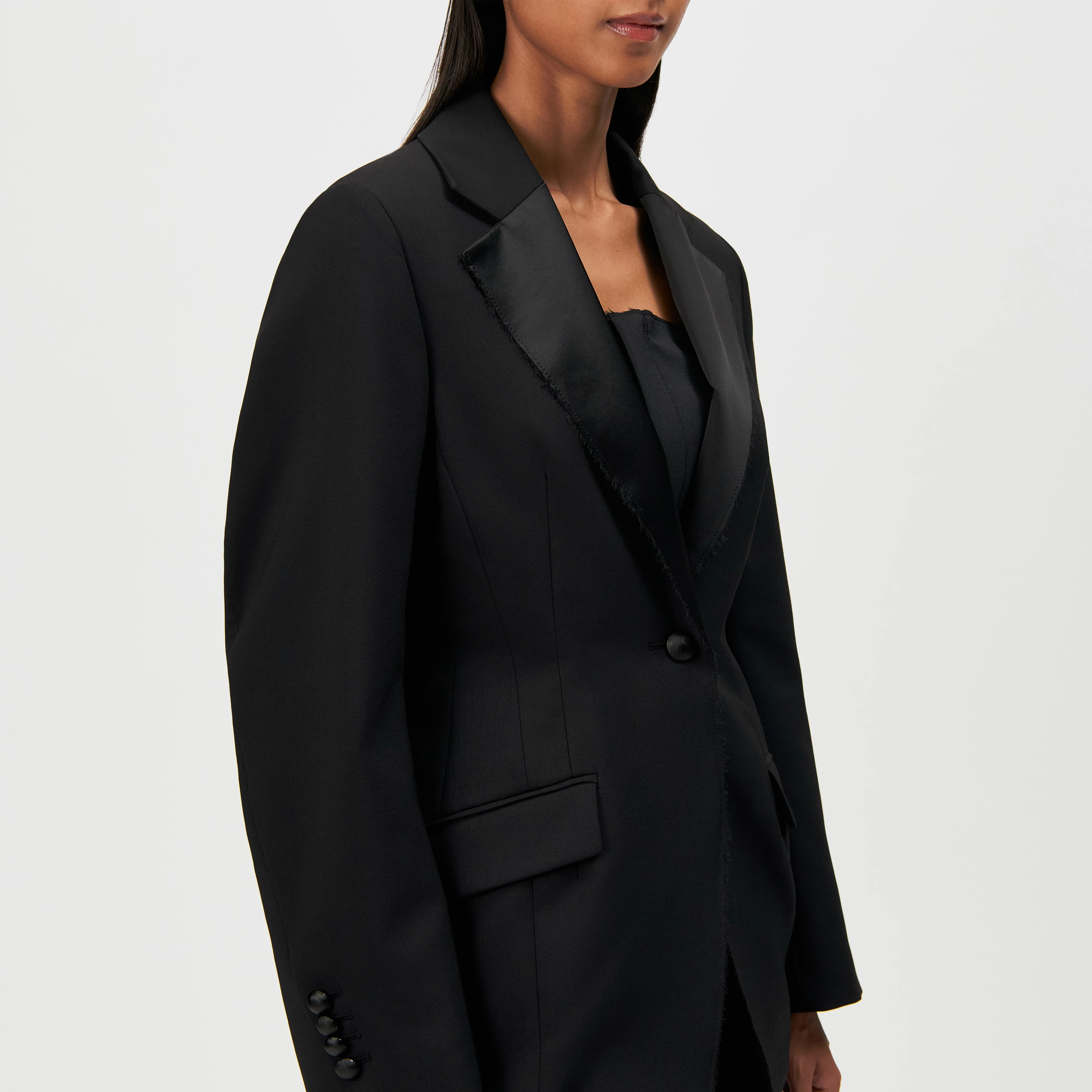 LINLEY_1 - Long blazer with notched lapels - women - black - Detailansicht am Model
