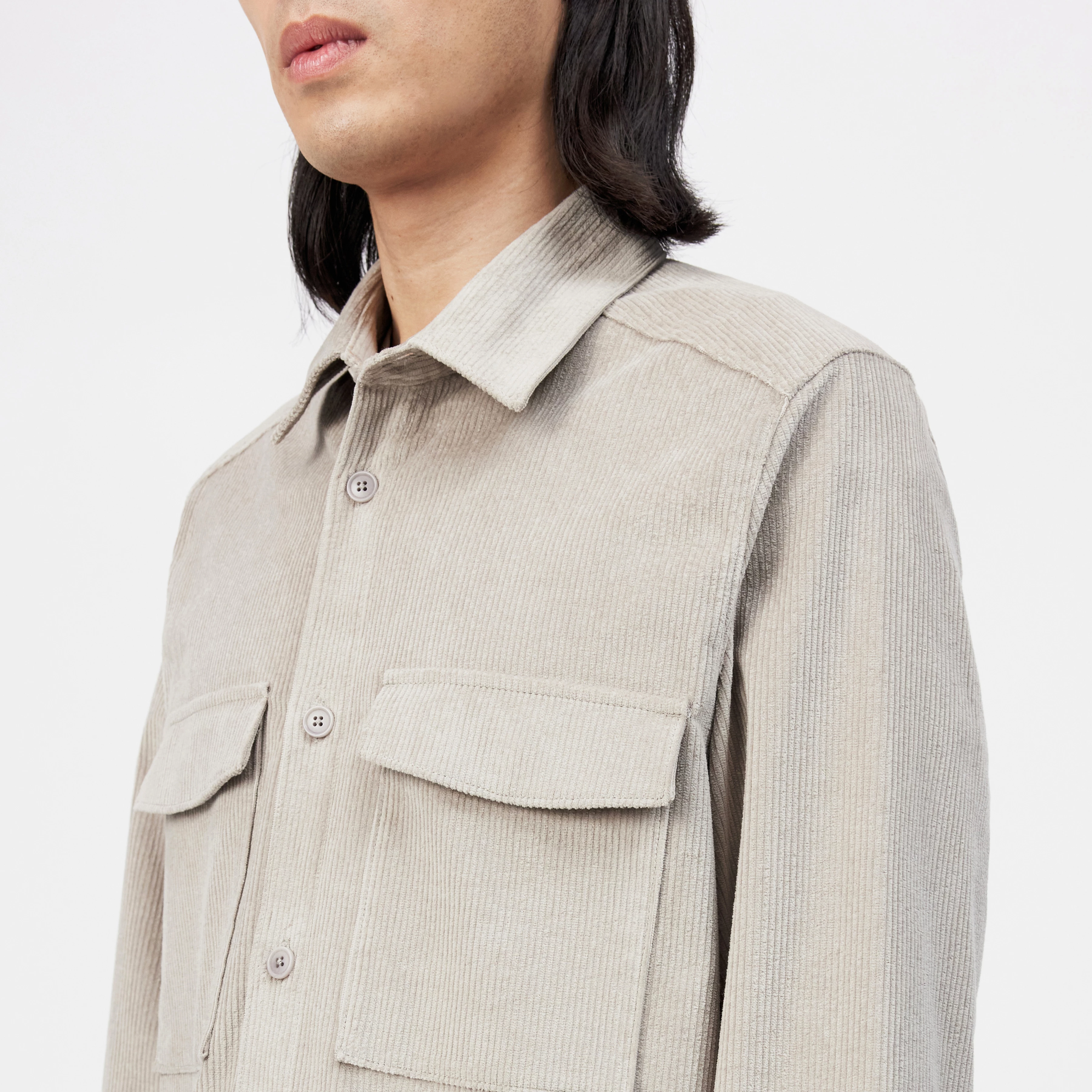 GUNRAY - Relaxed fit overshirt in cotton corduroy - men - beige - Detailansicht am Model