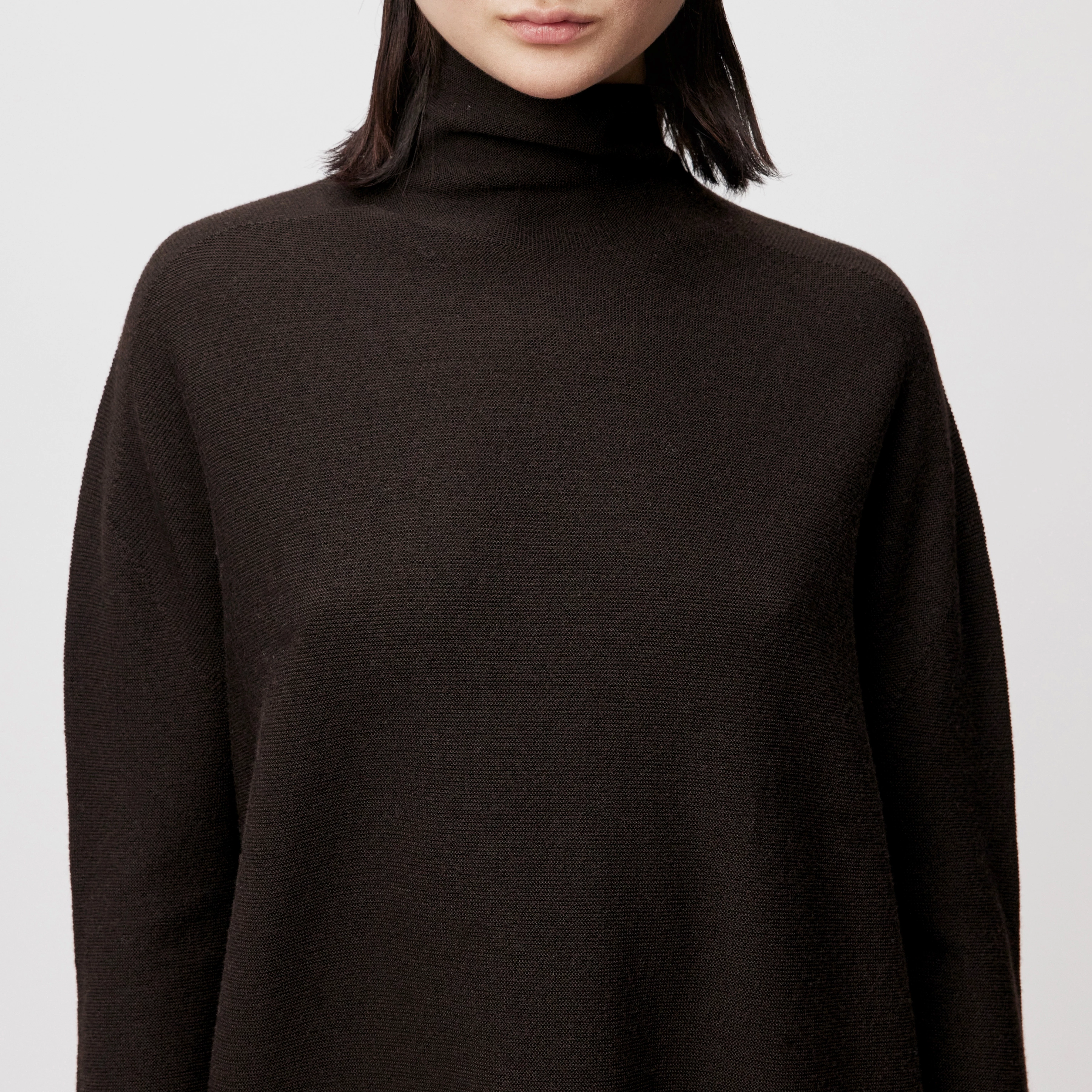 LIORA - Egg-Shape Rollkragenpullover in 100% Merinowolle - Damen - braun - Detailansicht am Model