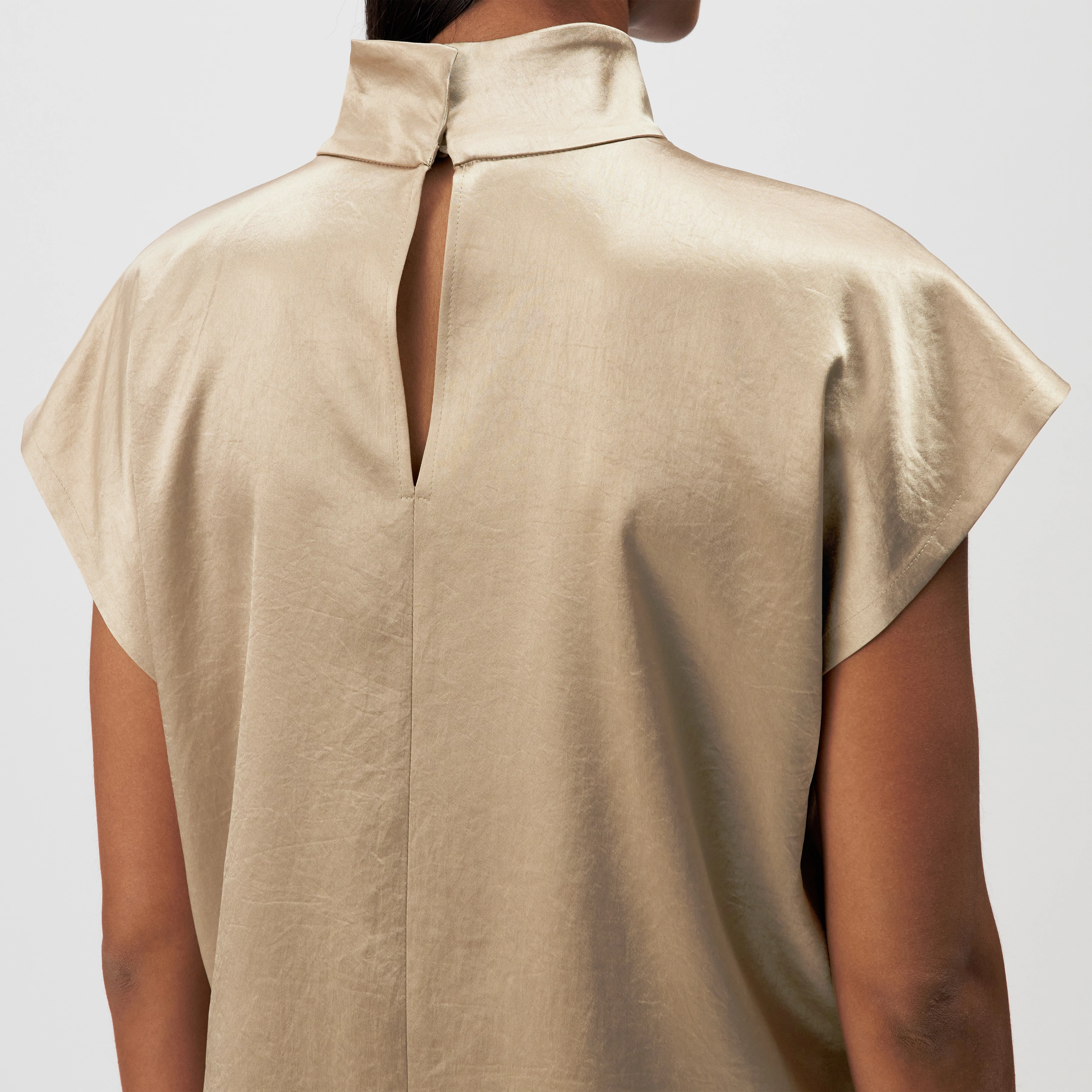 ALARIA_1 - Shirt-Bluse mit Stehkragen in fließendem Satin - Damen - braun - Detailansicht am Model