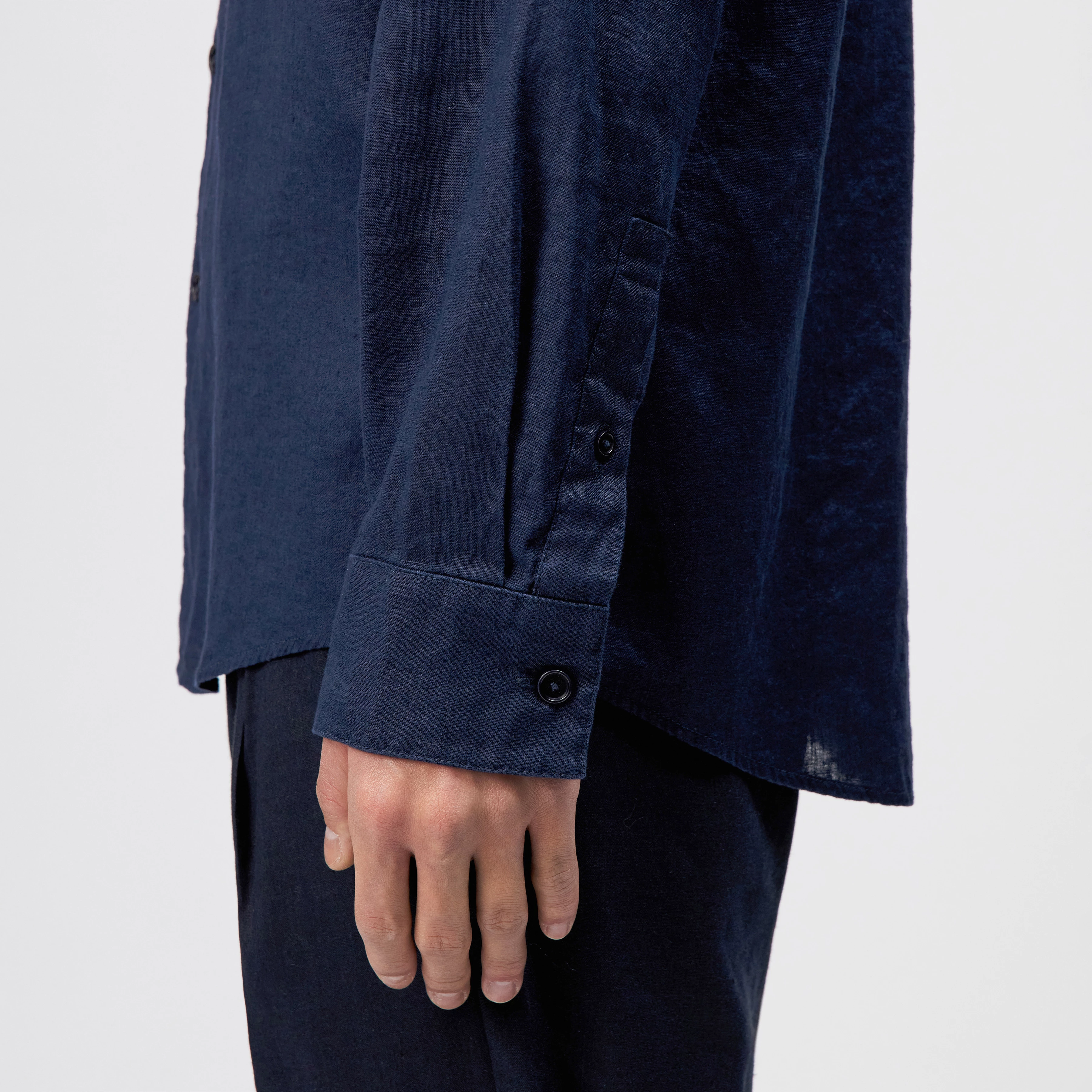 RAMIS - Regular fit shirt in linen-cotton blend - men - blue - Detailansicht am Model