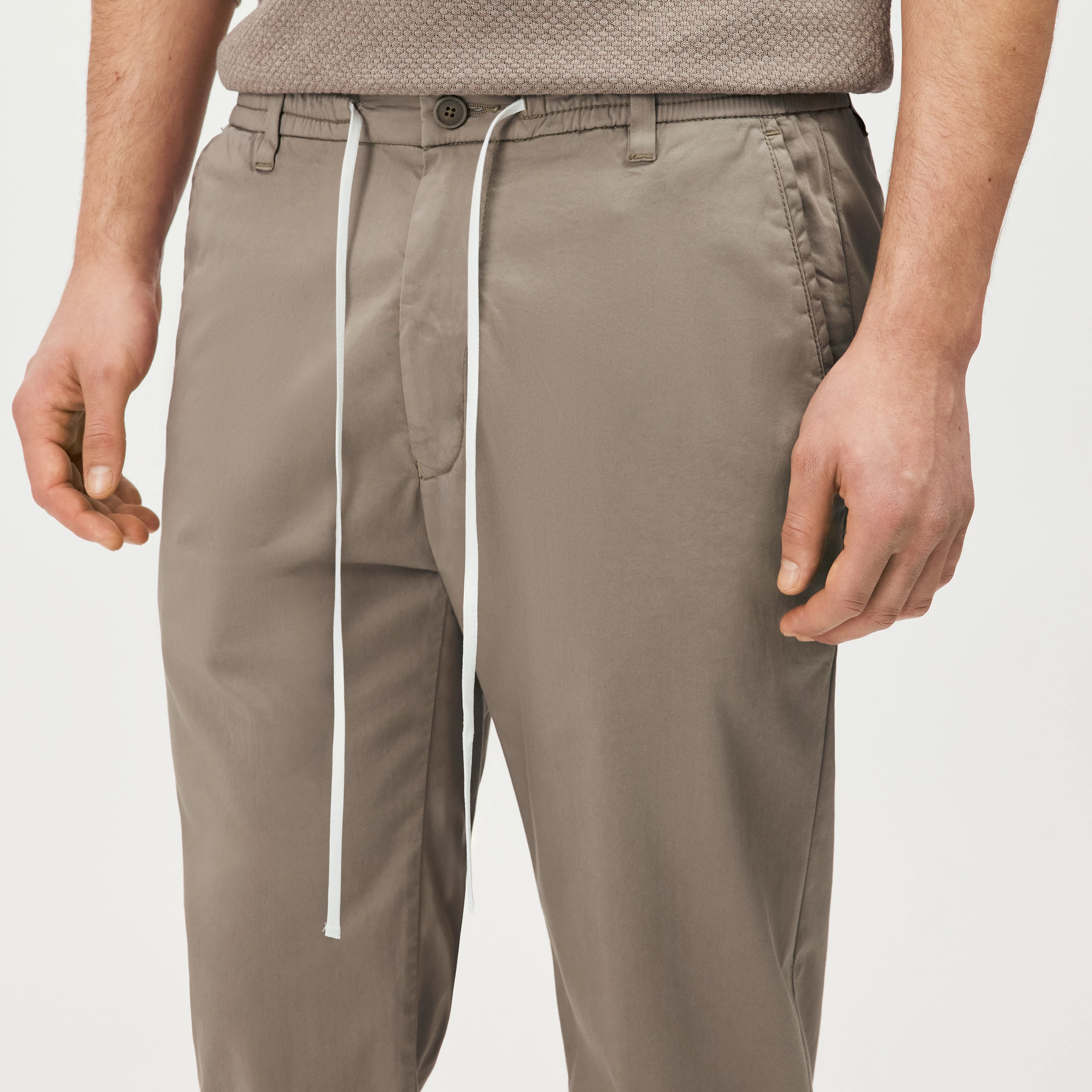 DEGER - Joggers with drawstring waist in satin - men - brown - Detailansicht am Model