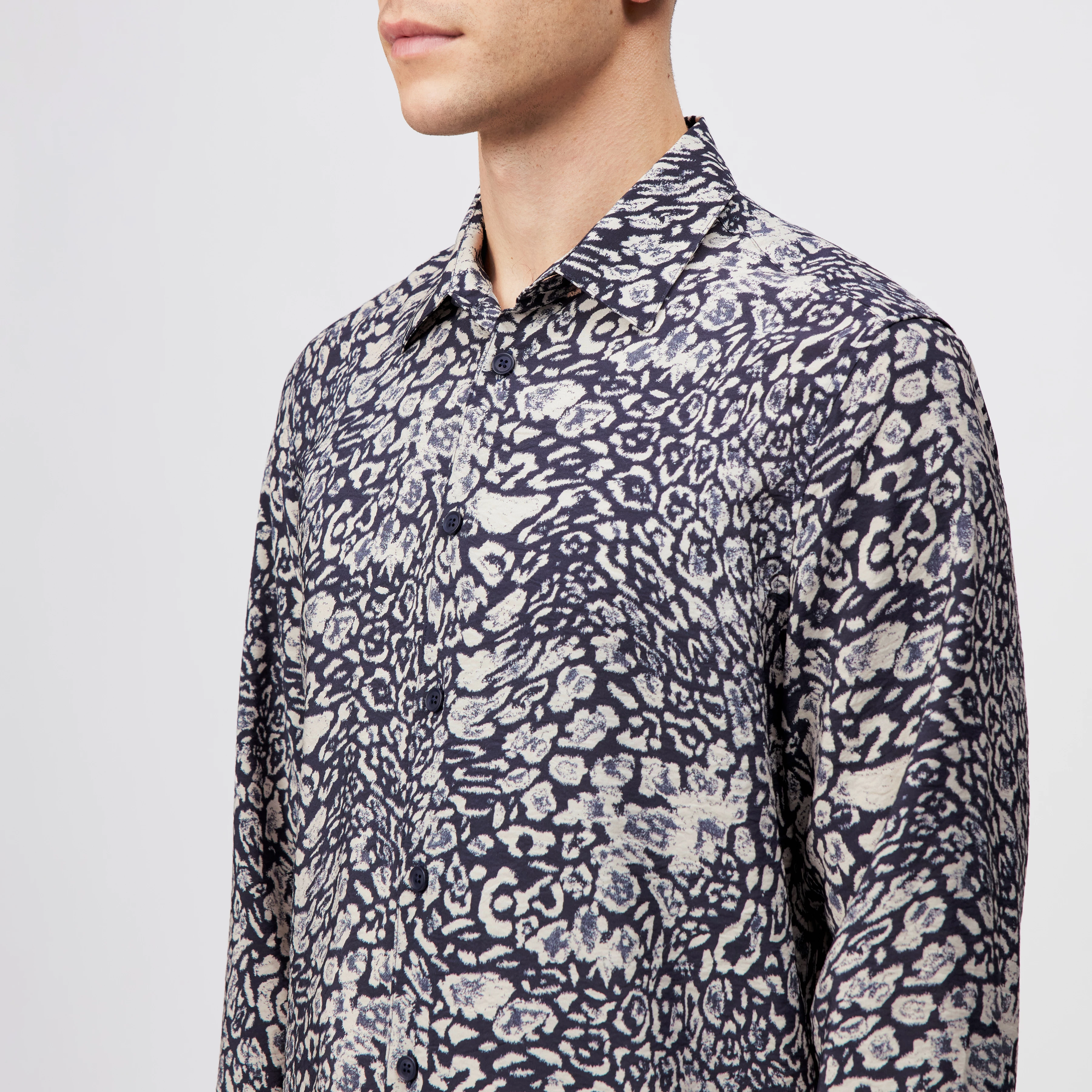 RAMIS - Regular fit leopard print twill shirt - men - blue - Detailansicht am Model