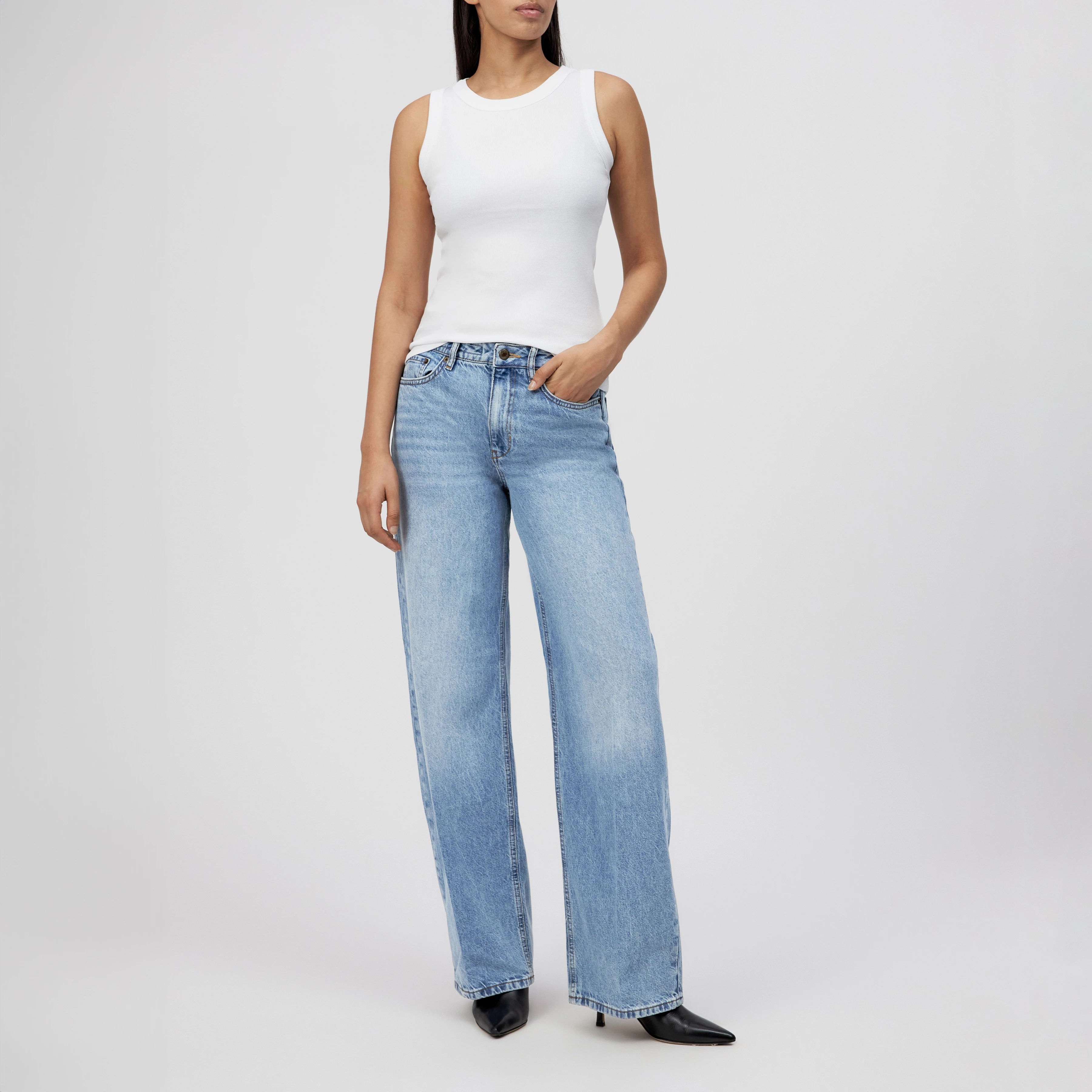 MEDLEY - Mid-Waist Jeans in Light-Blue Denim - Damen - blau - Ganzkörper-Frontansicht