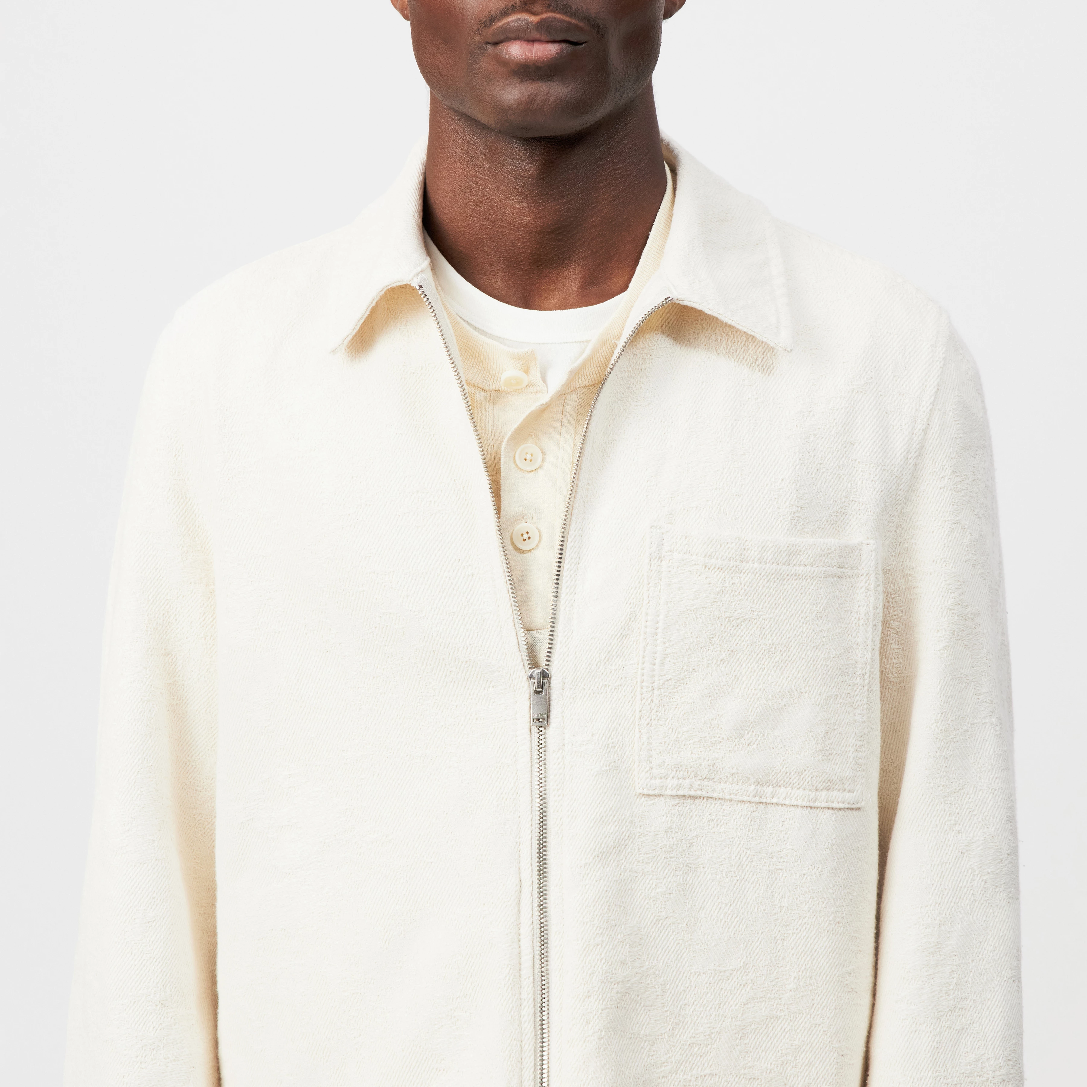 JERSON - Regular Fit Jacquard Zip Jacket - men - metal - Detailansicht am Model