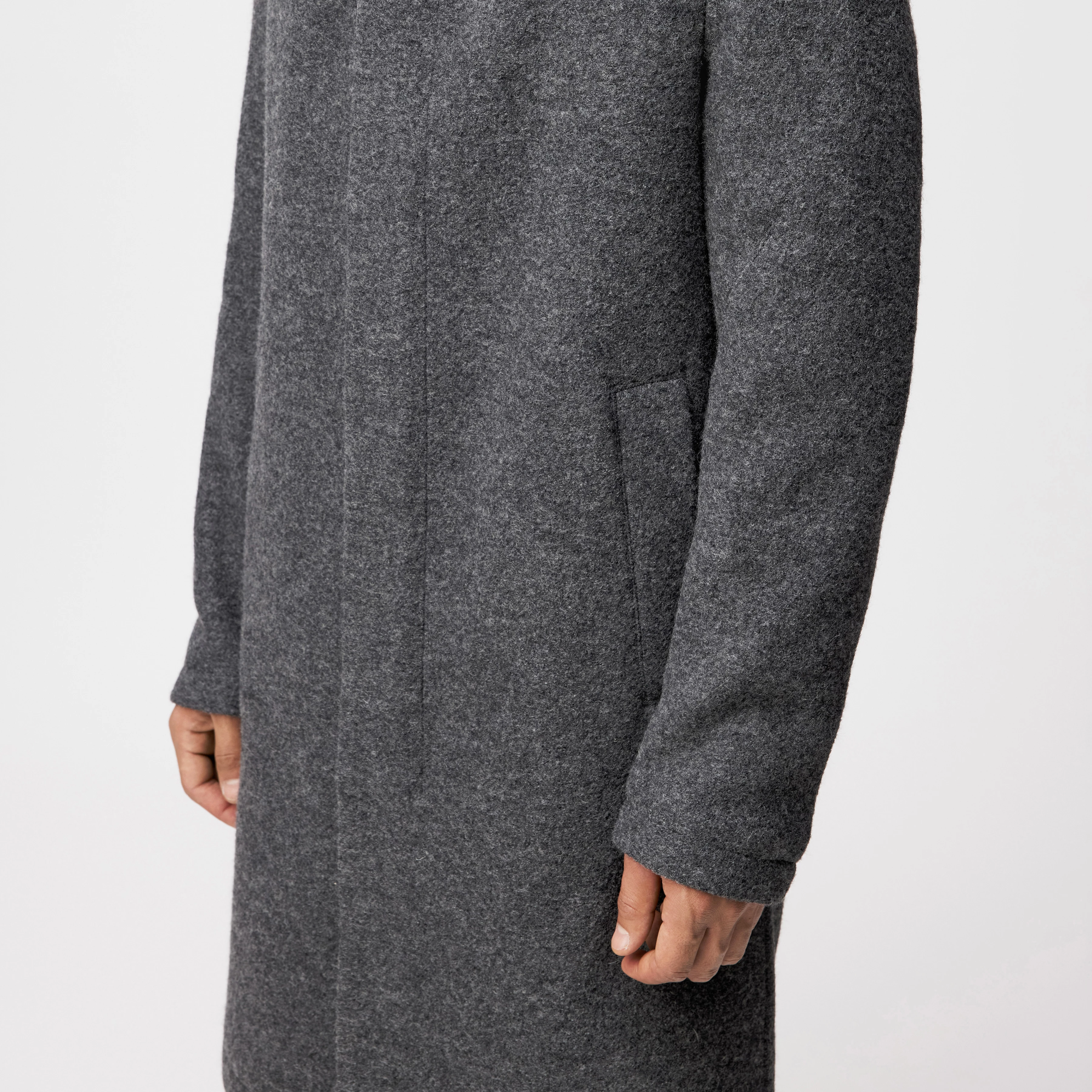 NAUKANO - Mantel mit Kapuze in Wolle - Herren - grau - Detailansicht am Model