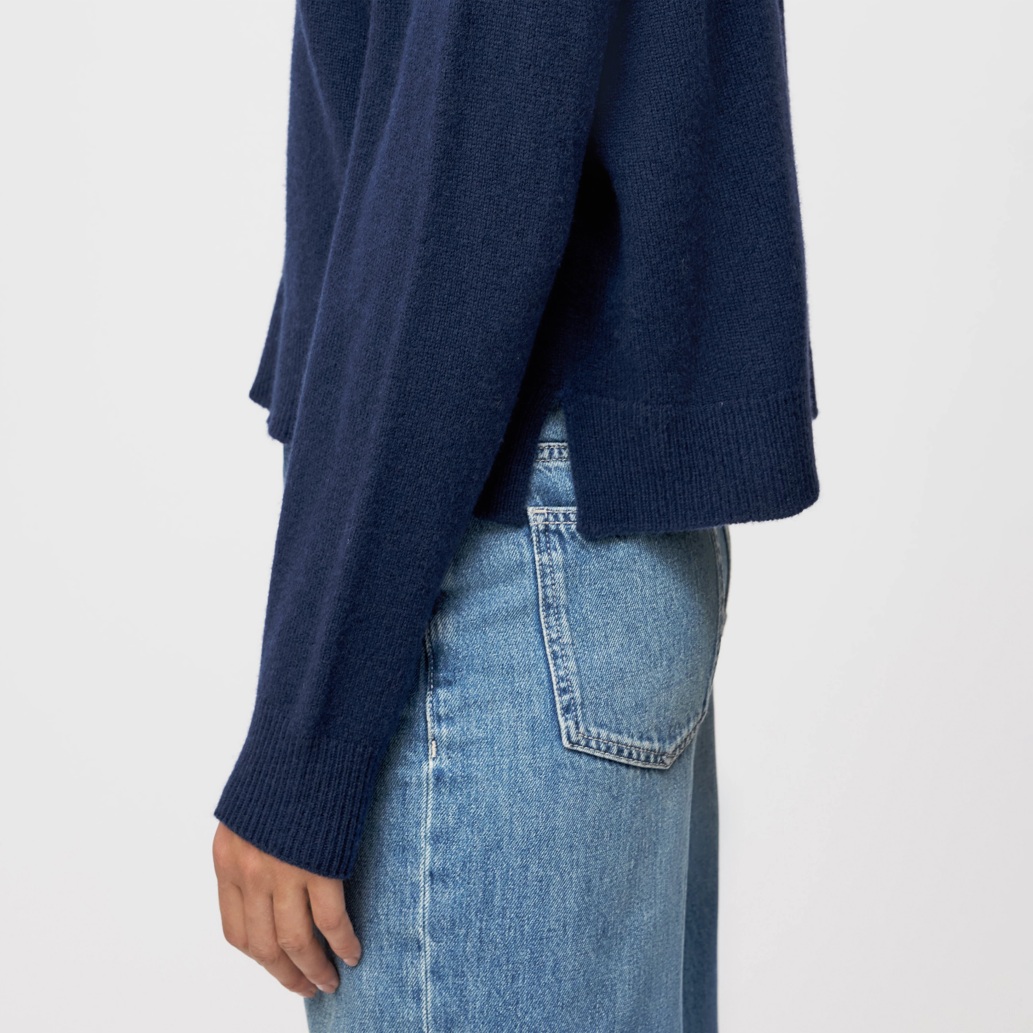 LYZIMA - Turtleneck jumper in virgin wool - women - blue - Detailansicht am Model